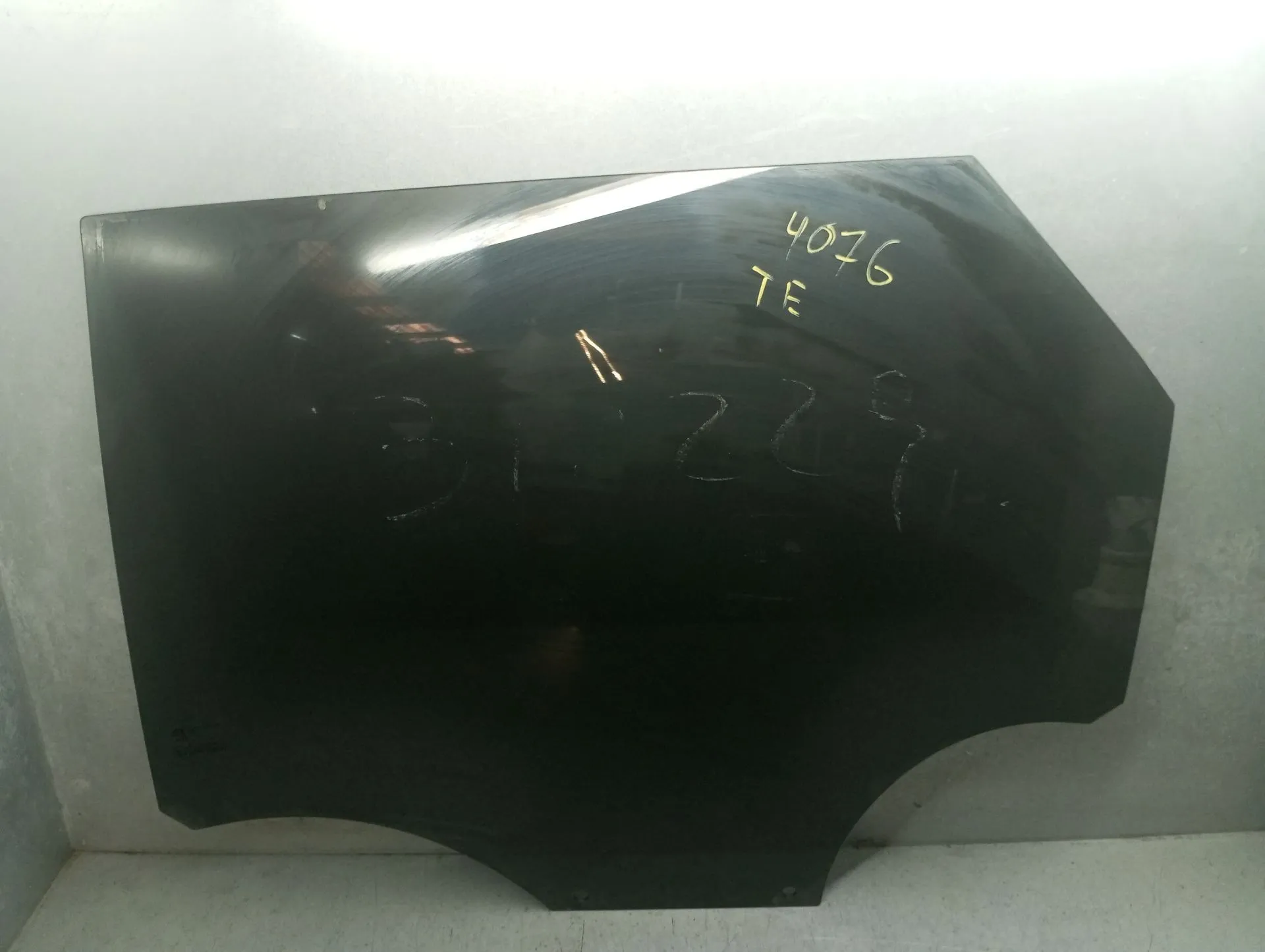 Vidro porta trás esquerdo PEUGEOT 3008 II (M_) Imagem-1