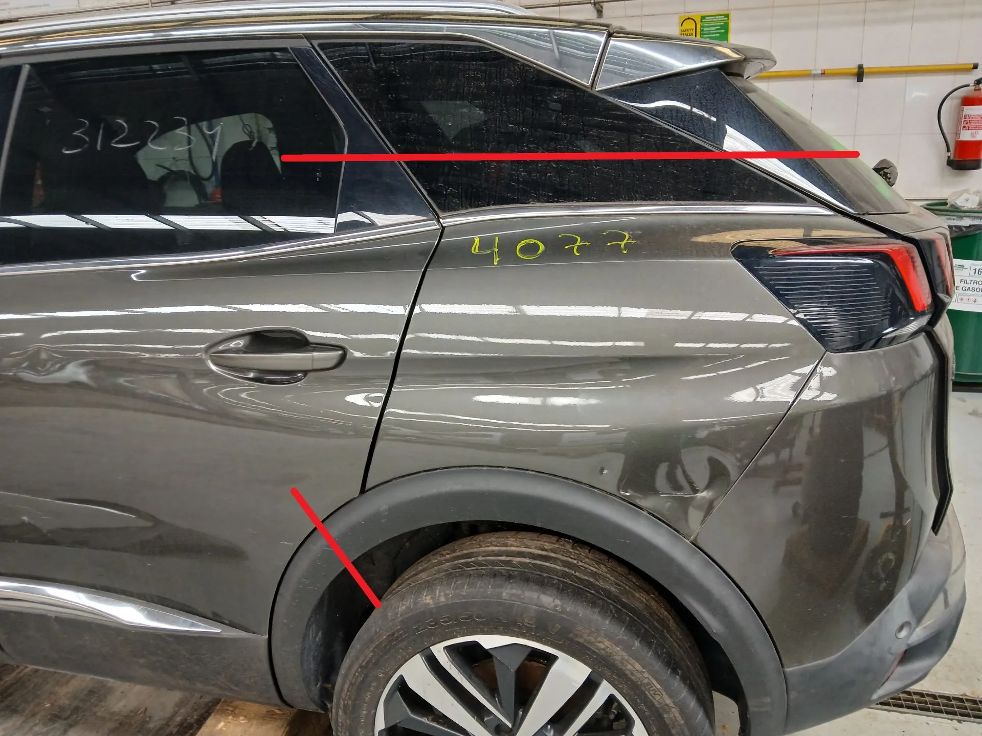 Painel trás esquerdo PEUGEOT 3008 II (M_)