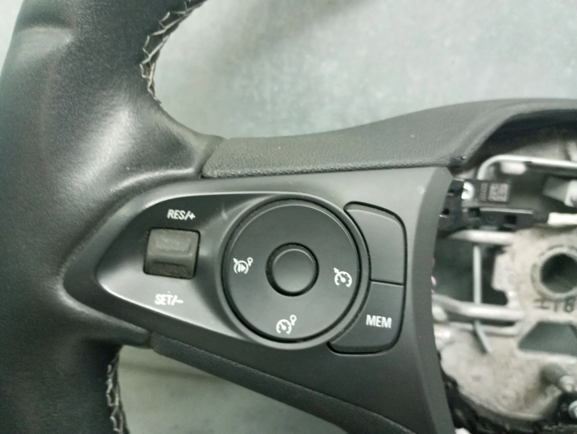 Volante OPEL Corsa F Imagem-3