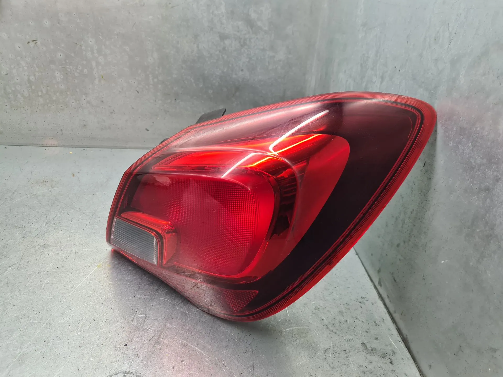 Feu arrière Droite OPEL Corsa E Imagem-1