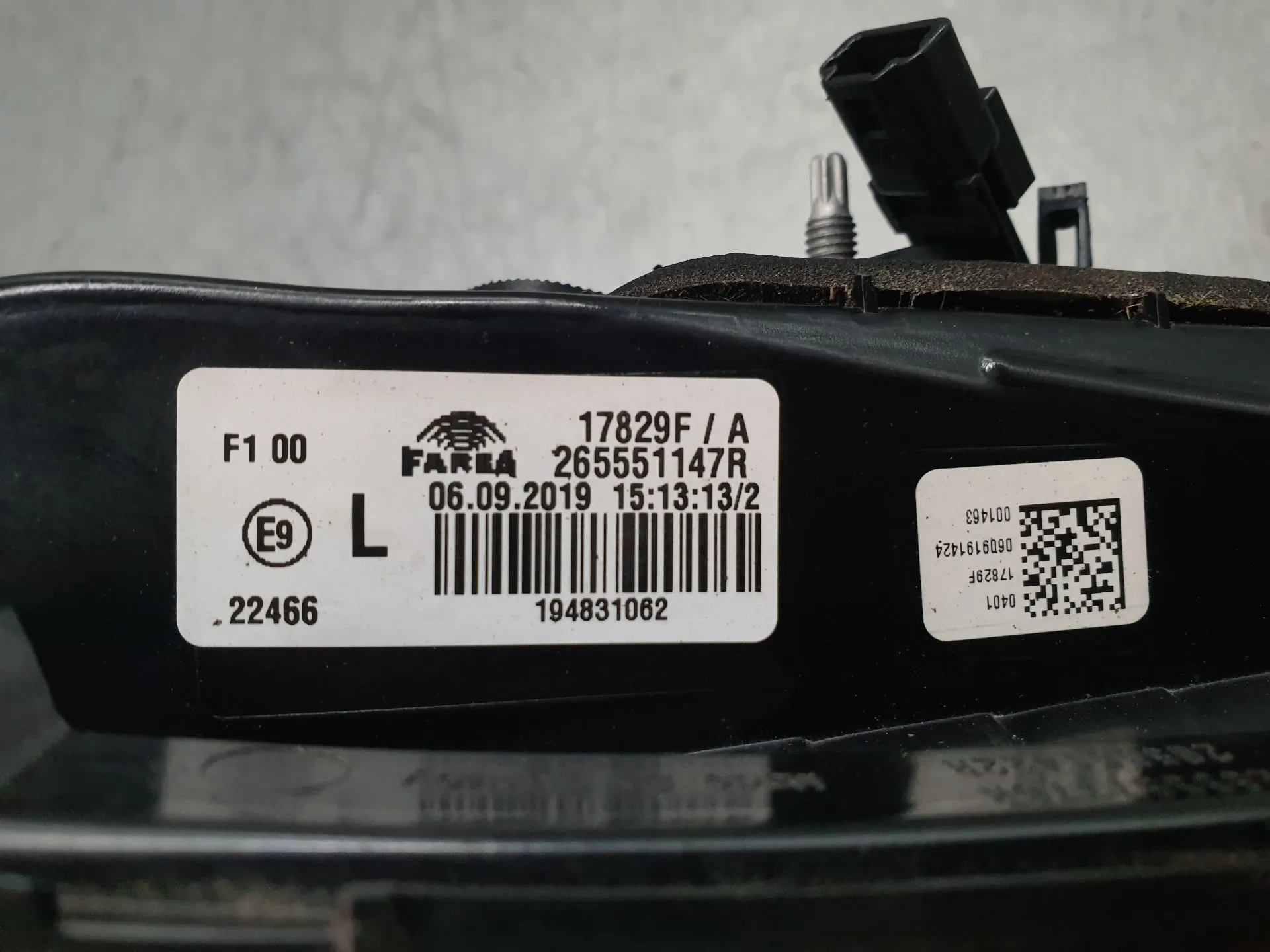 Feu de coffre Gauche RENAULT Clio V (BF_) Imagem-3