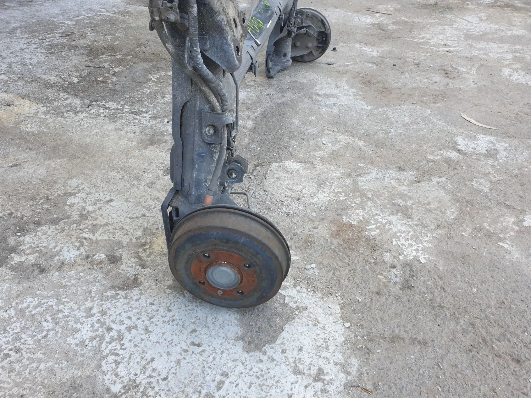 Essieu arrière à tambours PEUGEOT 208 II Imagem-1