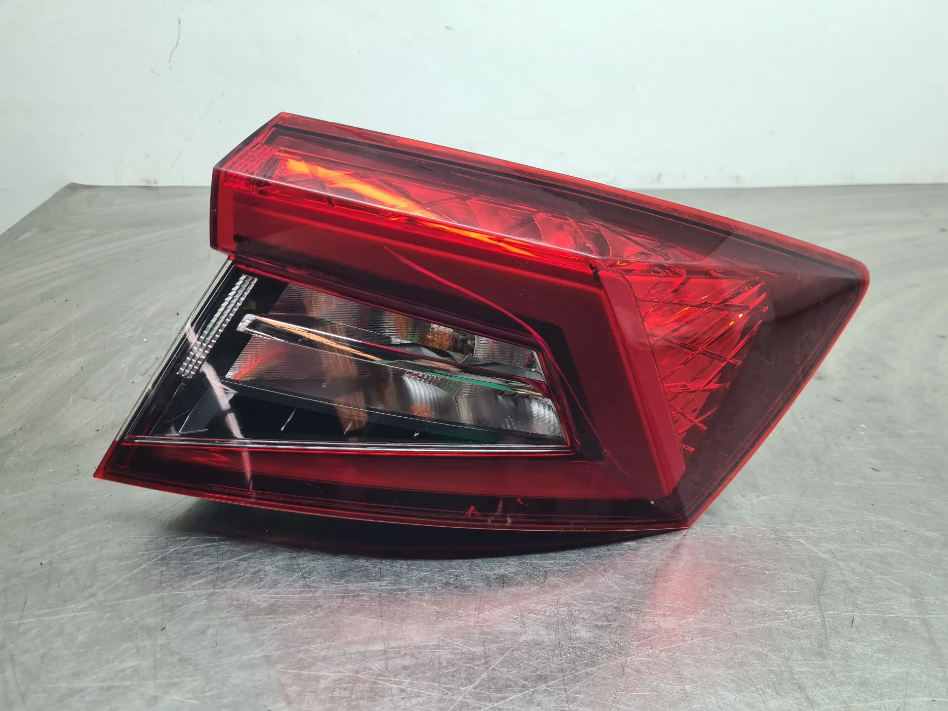 Feu arrière Droite SKODA Karoq (NU7)