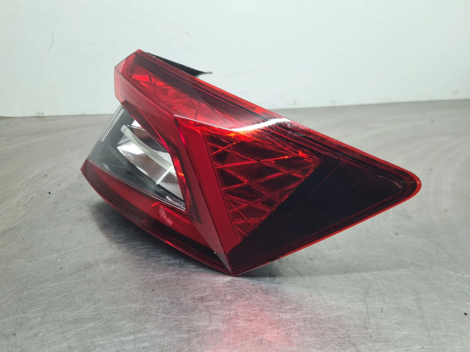 Feu arrière Droite SKODA Karoq (NU7) Imagem-1