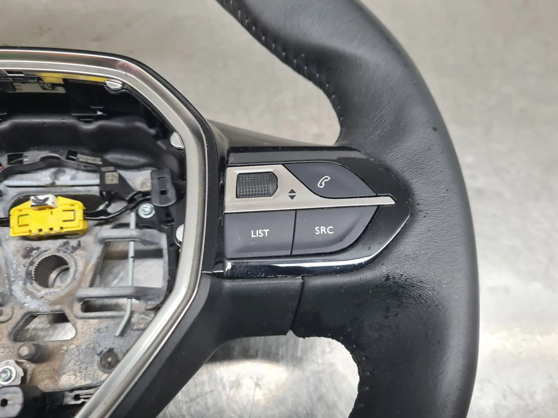 Volante PEUGEOT 208 II Imagem-2