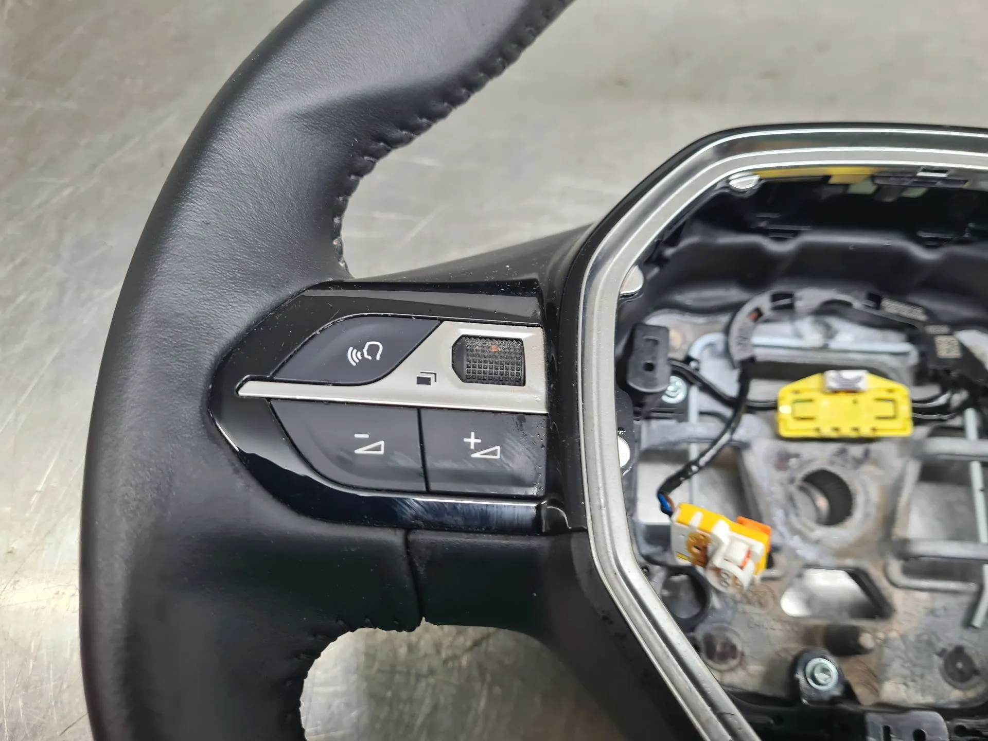 Volante PEUGEOT 208 II Imagem-1