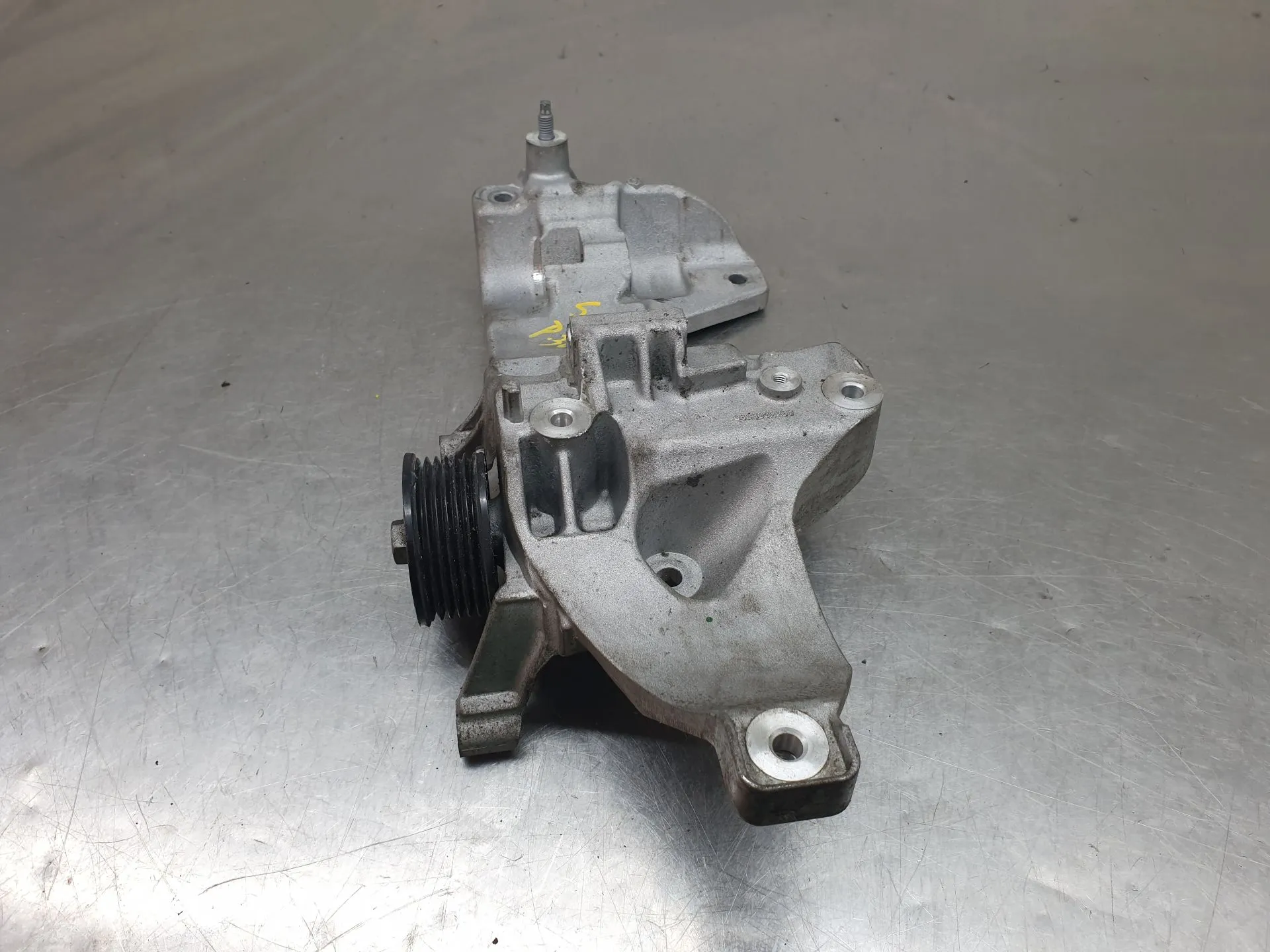 Alternator bracket PEUGEOT 3008 II (M_) Imagem-1