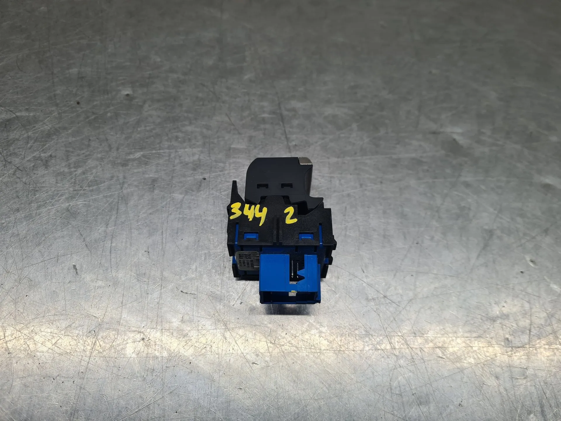 Bouton / interrupteur frein de parking PEUGEOT 208 II Imagem-2