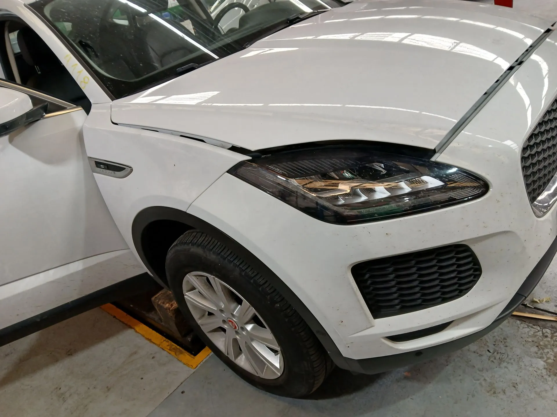 Frente Completa JAGUAR E-Pace (X540) Imagem-4