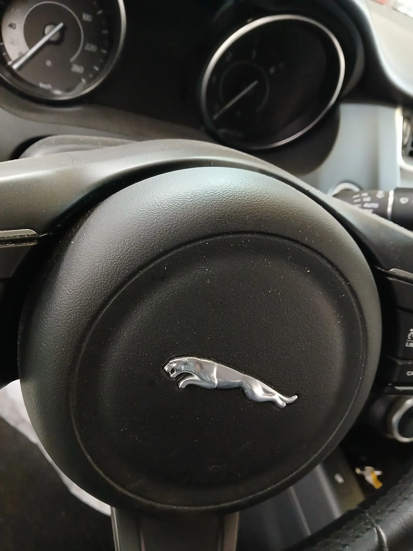 Frente Completa JAGUAR E-Pace (X540) Imagem-10