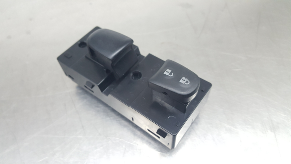 Mando / interruptor elevalunas delantero derecho NISSAN Juke (F15)