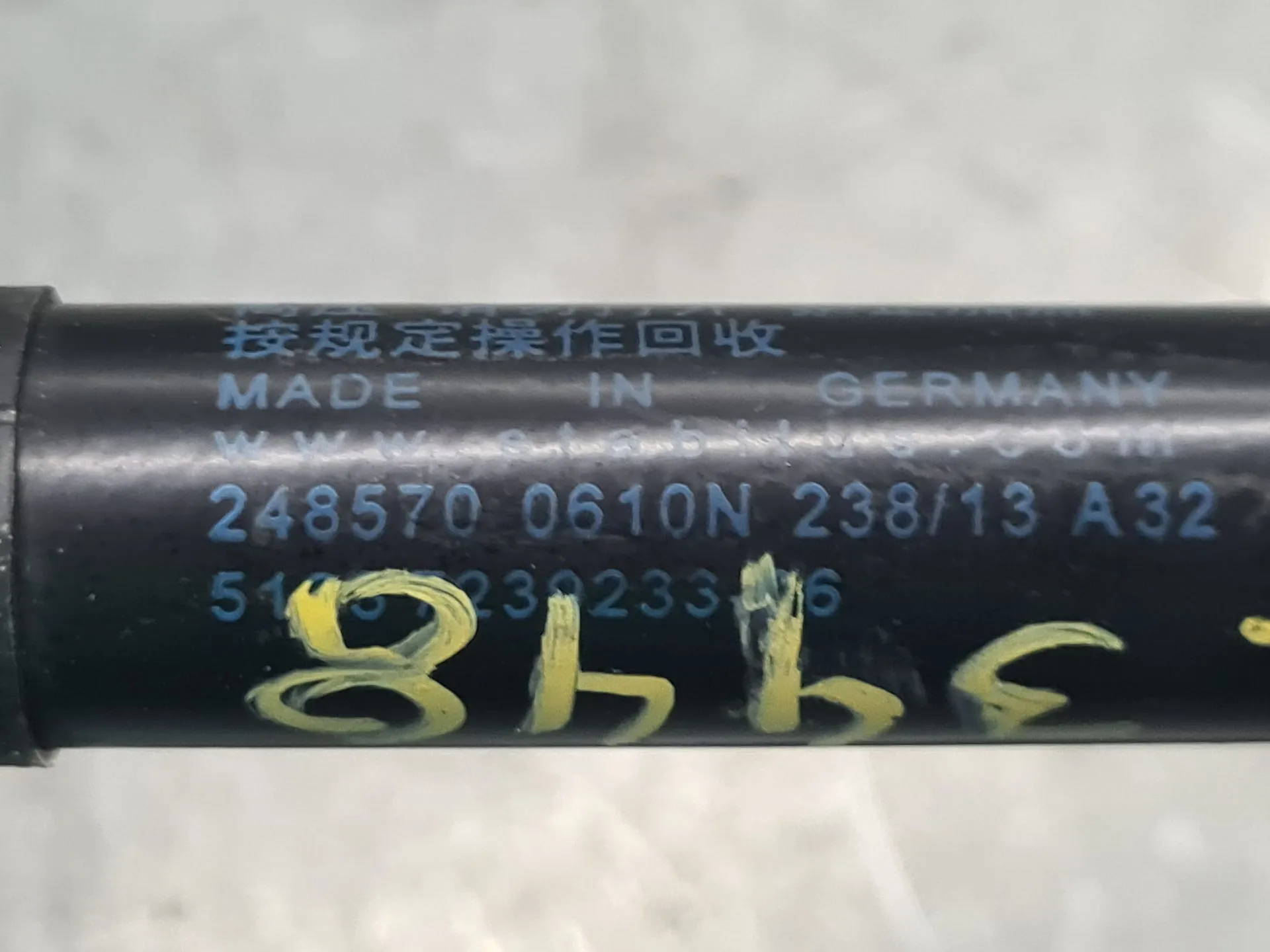 Amortecedor do capot BMW 1 (F20) Imagem-2