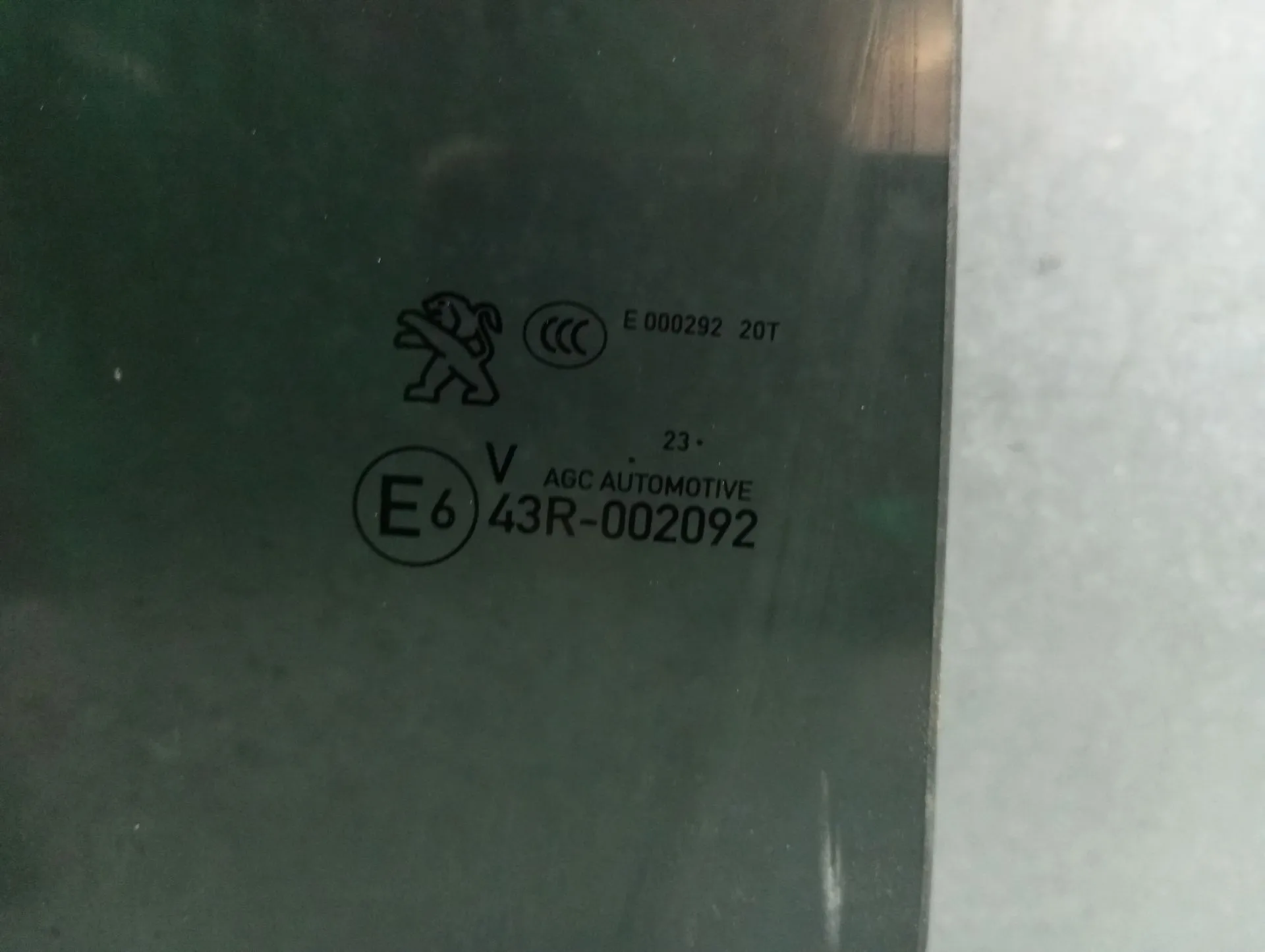 Vidrio puerta Trasero Derecho PEUGEOT 3008 II (M_) Imagem-1