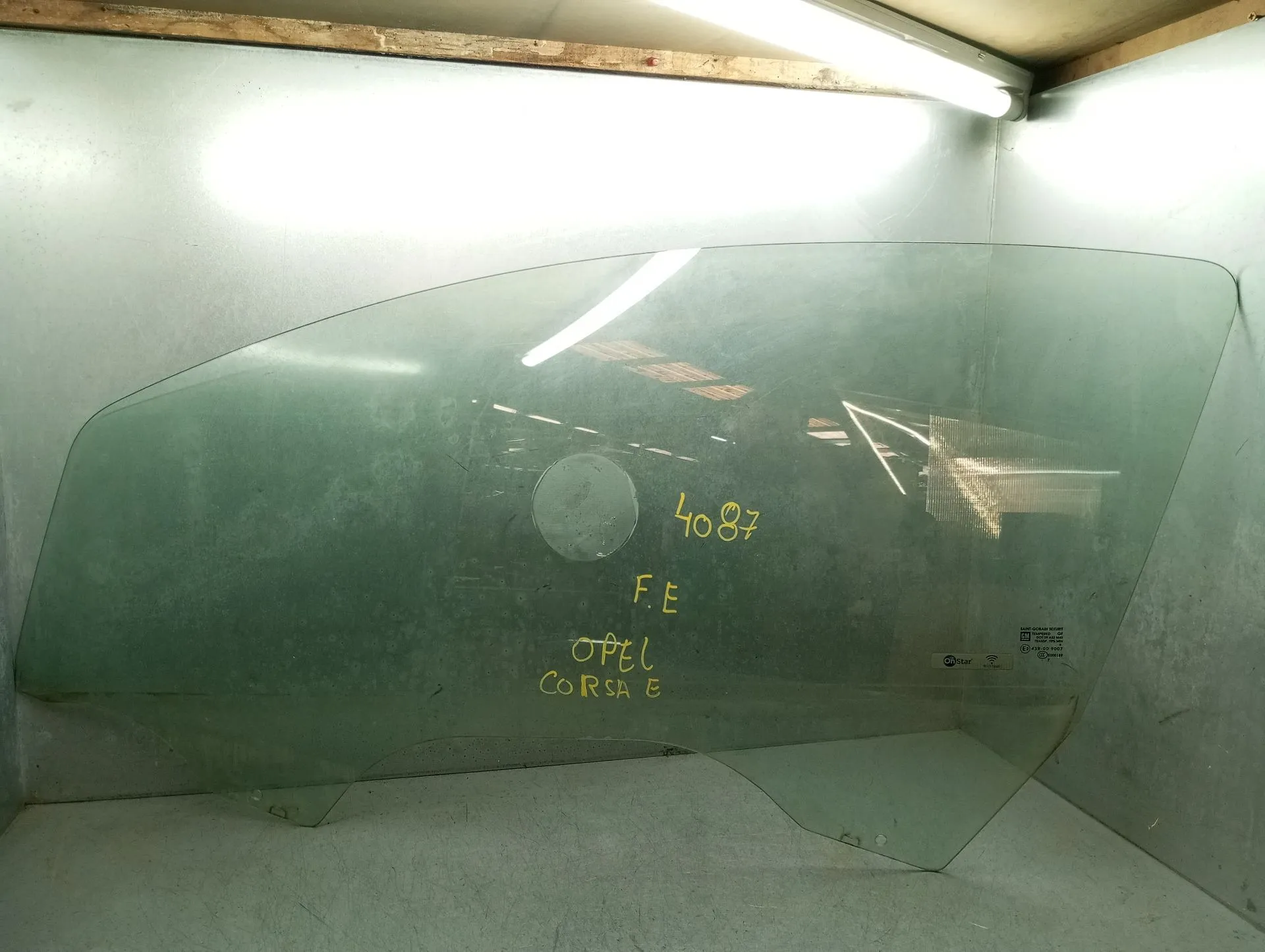 Left front door glass OPEL Corsa E