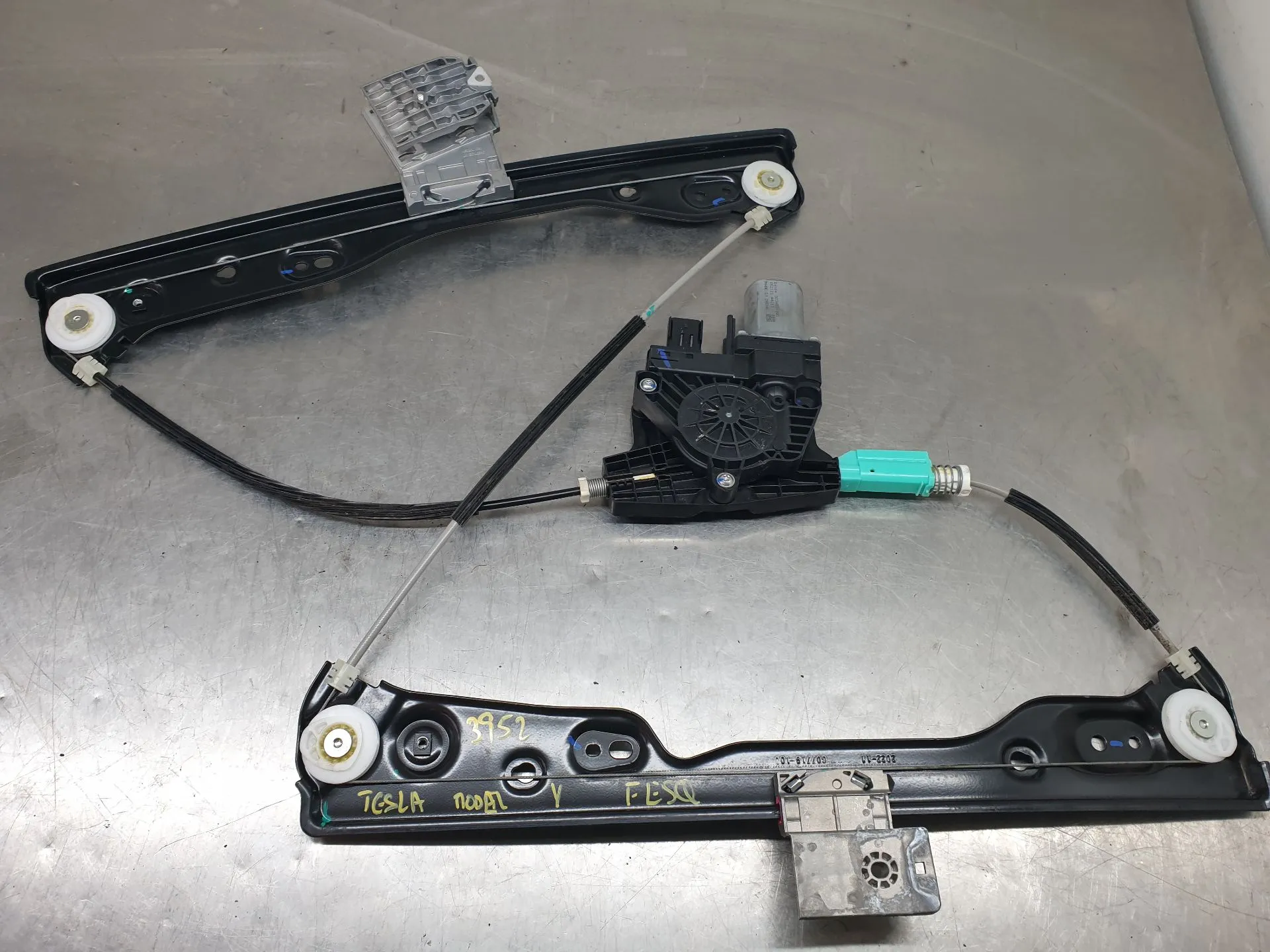 Lève-vitre avant gauche TESLA Model Y (5YJY)