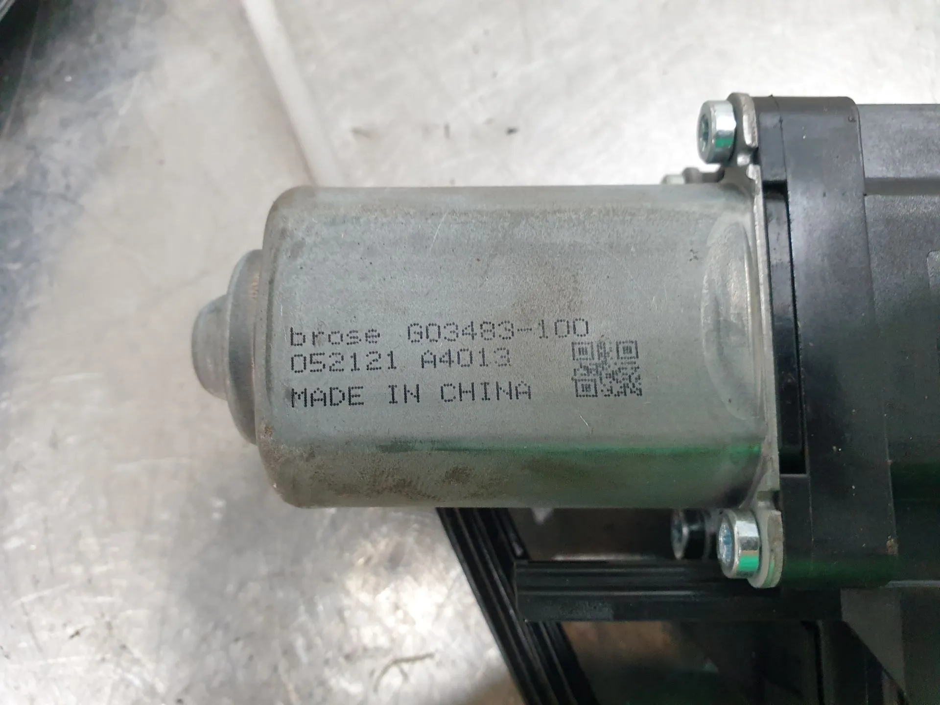 Lève-vitre avant gauche TESLA Model Y (5YJY) Imagem-3