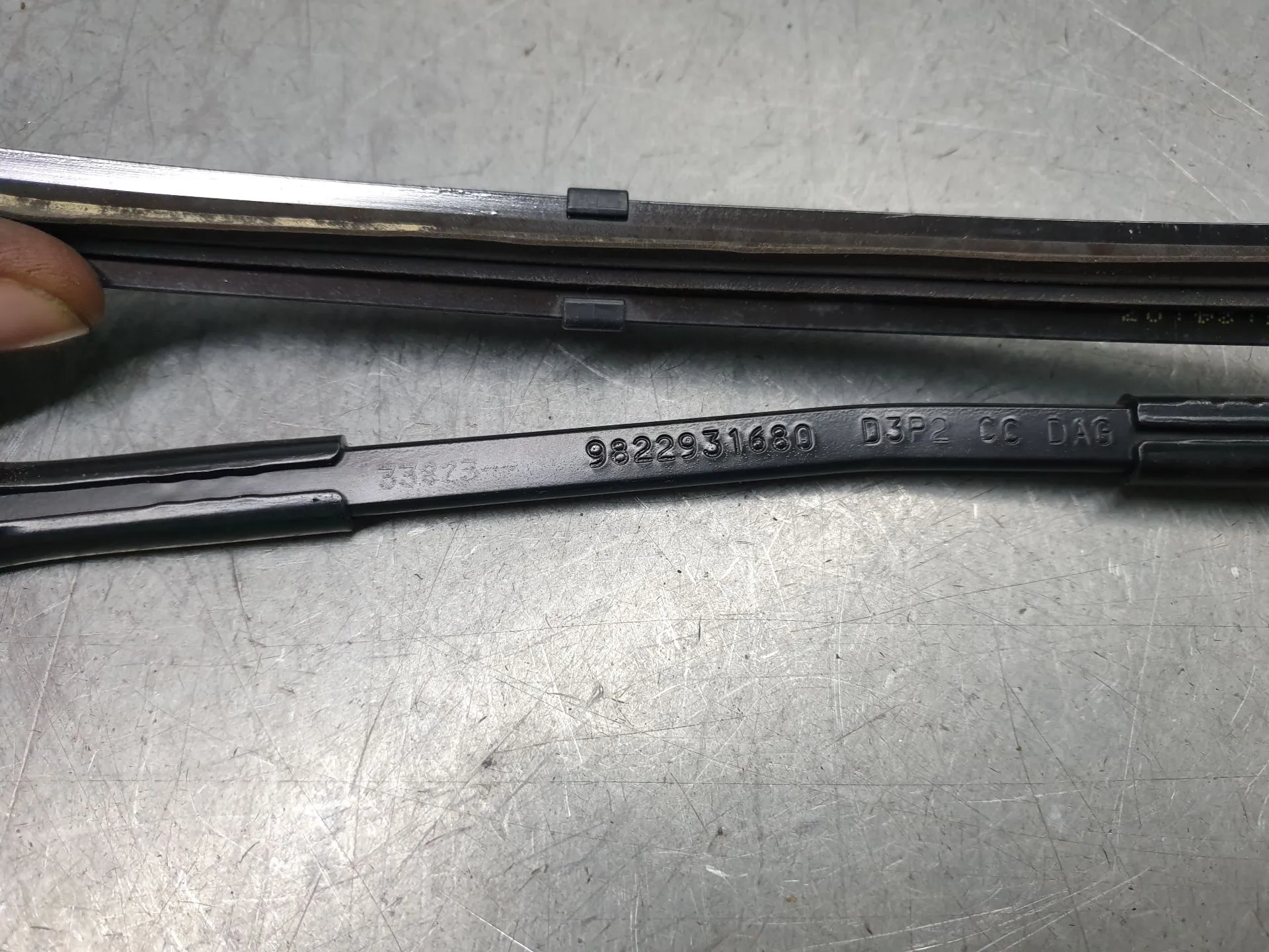 Haste / braço de escova limpa vidros frente esquerda PEUGEOT 2008 II (U_) Imagem-1