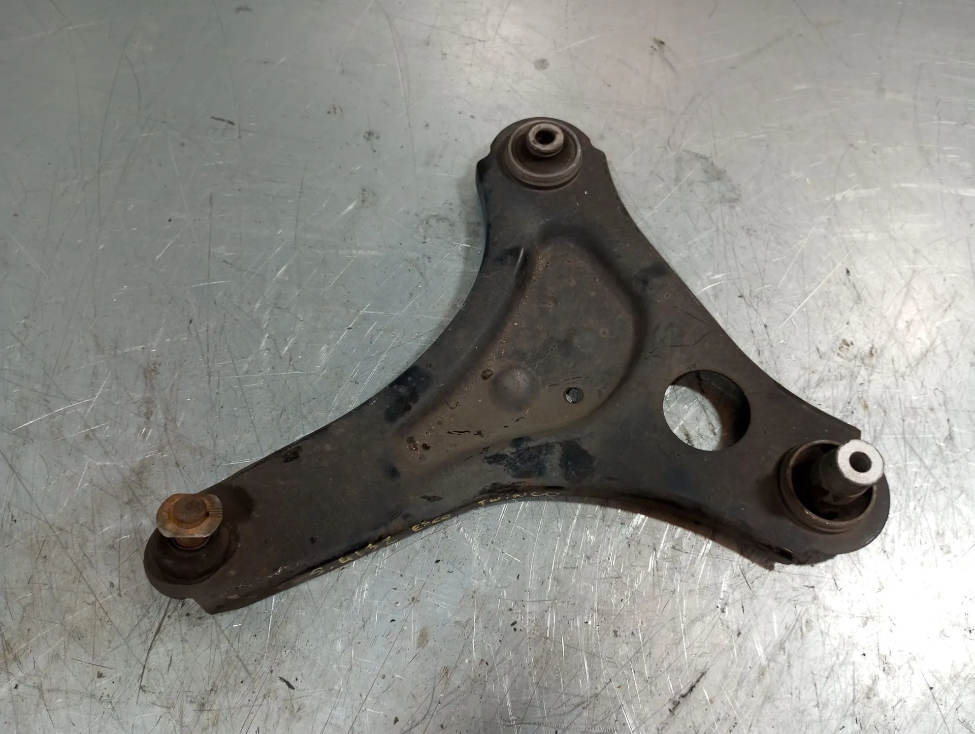 Braccio di sospensione anteriore sinistro RENAULT Twingo III (BCM_)