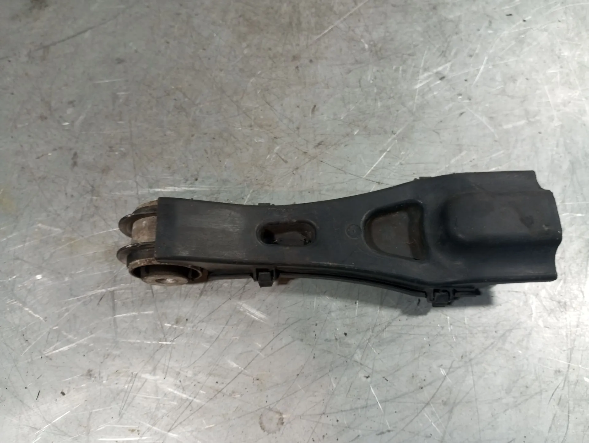 Brazo suspensión trasero izquierdo MERCEDES-BENZ GLA (X156) Imagem-1