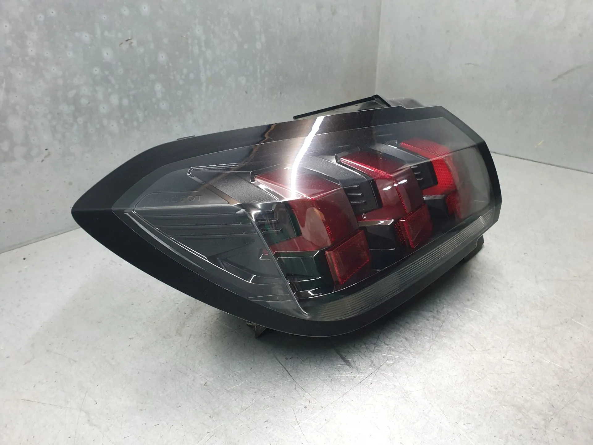 Left Tail light PEUGEOT 208 II Imagem-1