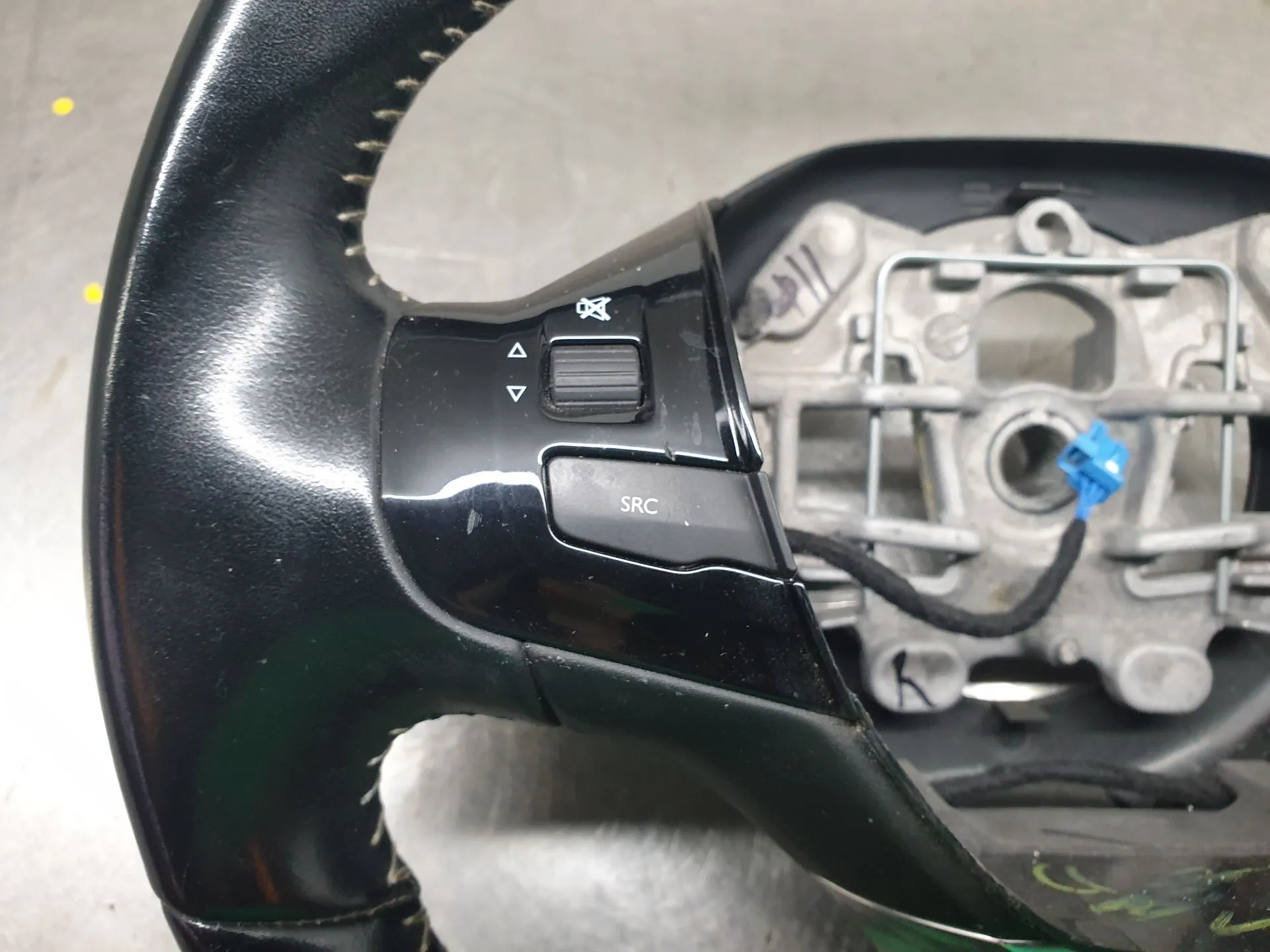 Volante PEUGEOT 308 II Imagem-1