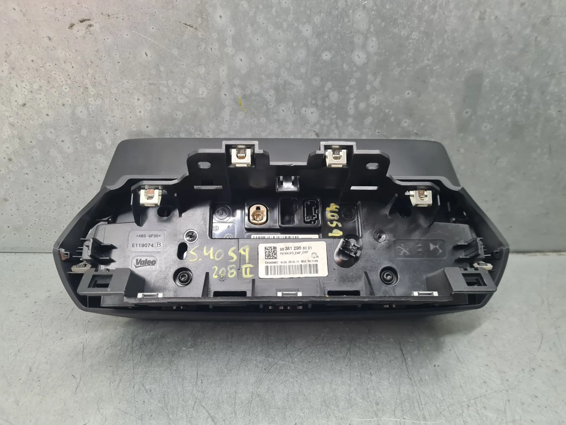 Kit Auto-rádio PEUGEOT 208 II Imagem-2