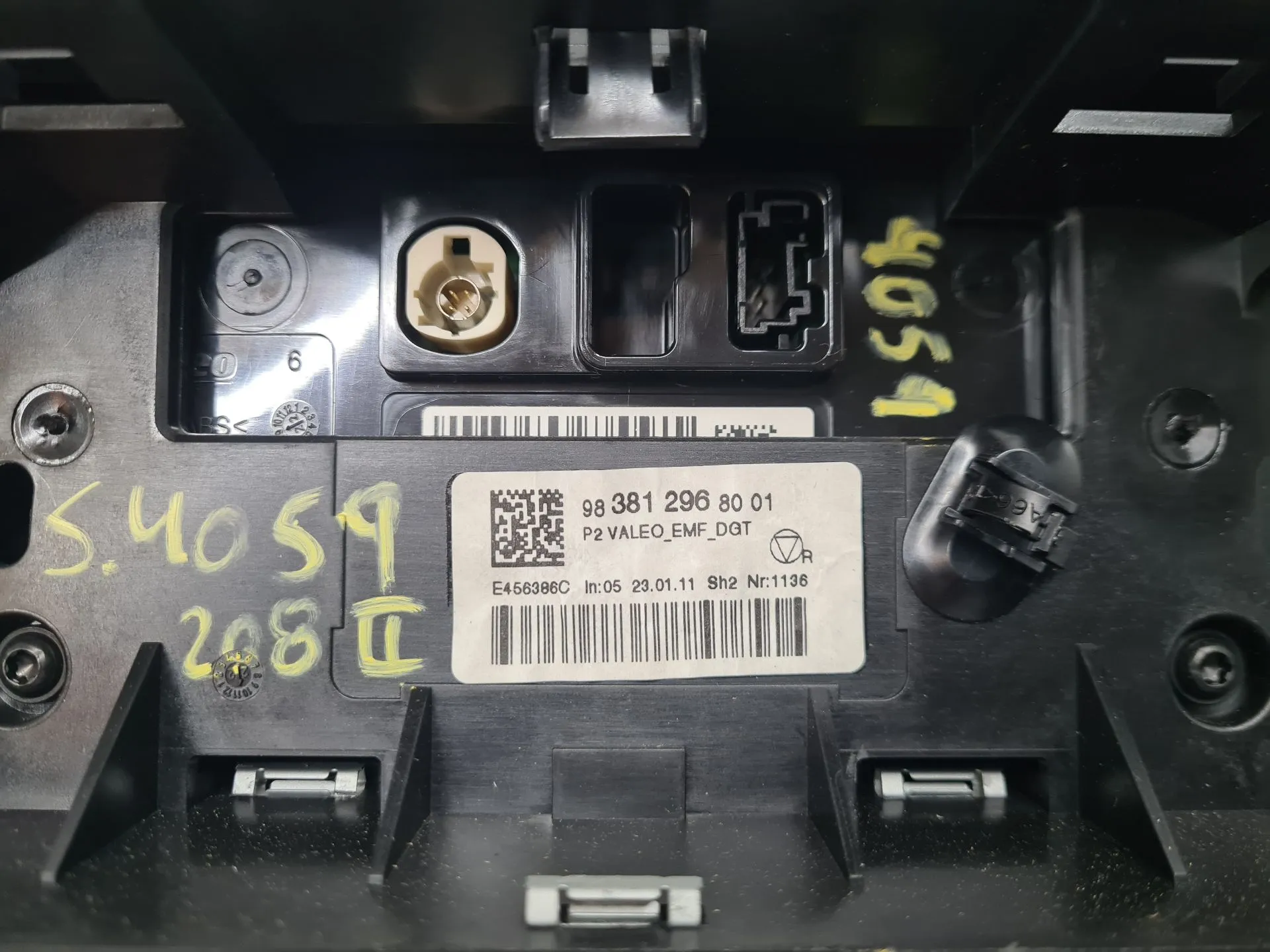 Kit Auto-rádio PEUGEOT 208 II Imagem-3