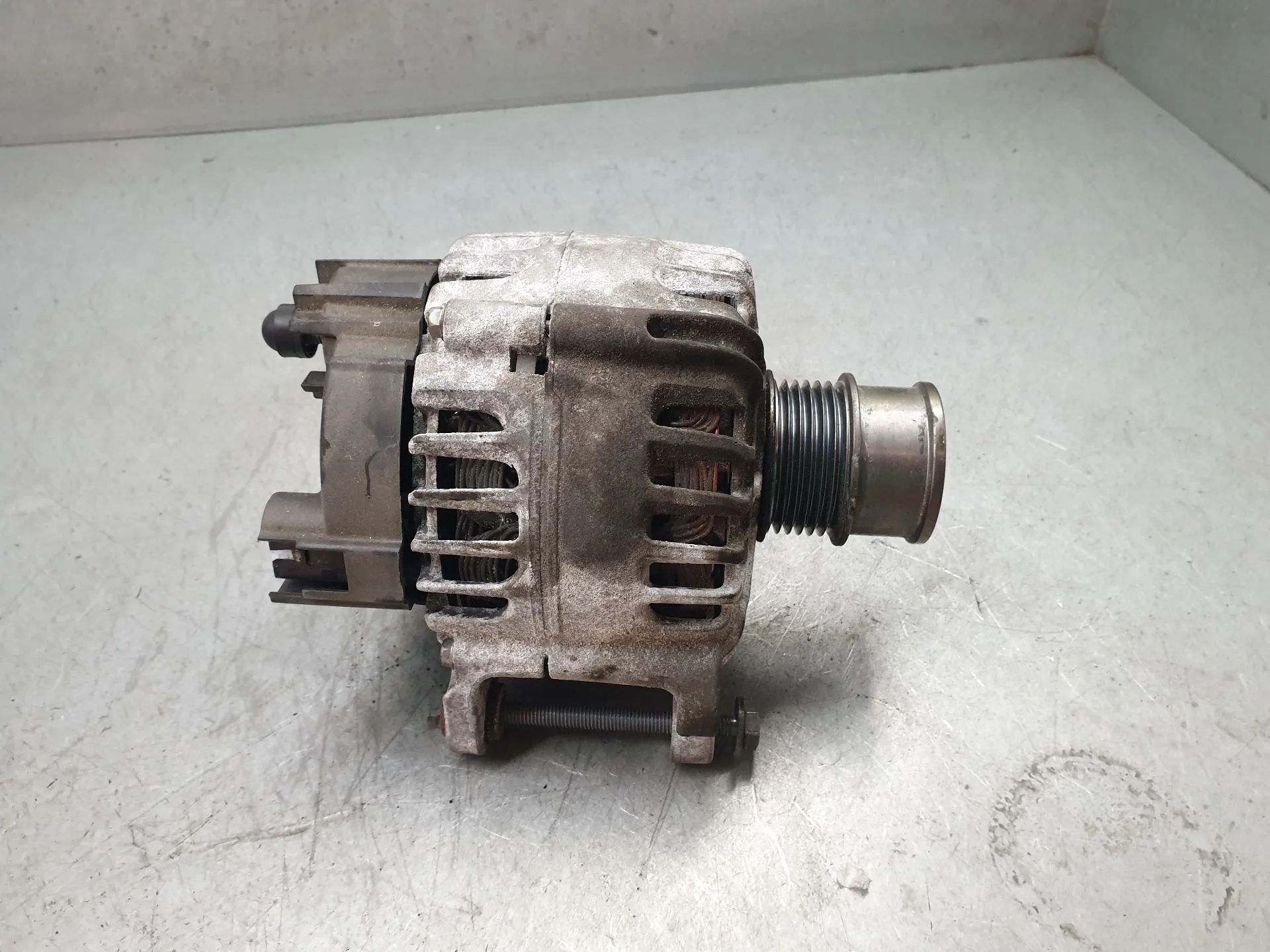 Alternador SKODA Fabia III Hatchback (NJ3) Imagem-2