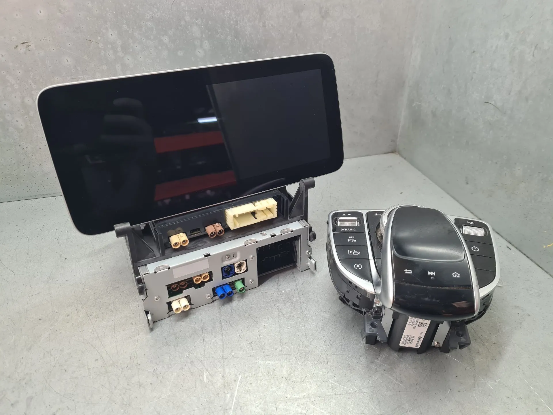 Kit Auto-rádio MERCEDES-BENZ Classe C (W205) Imagem-0