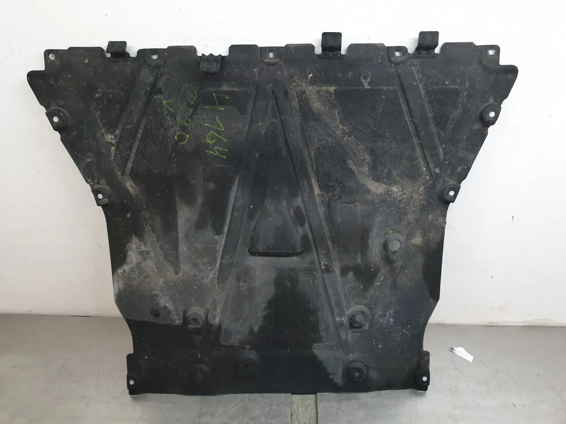 Blindaje inferior del motor RENAULT Clio V (BF_)