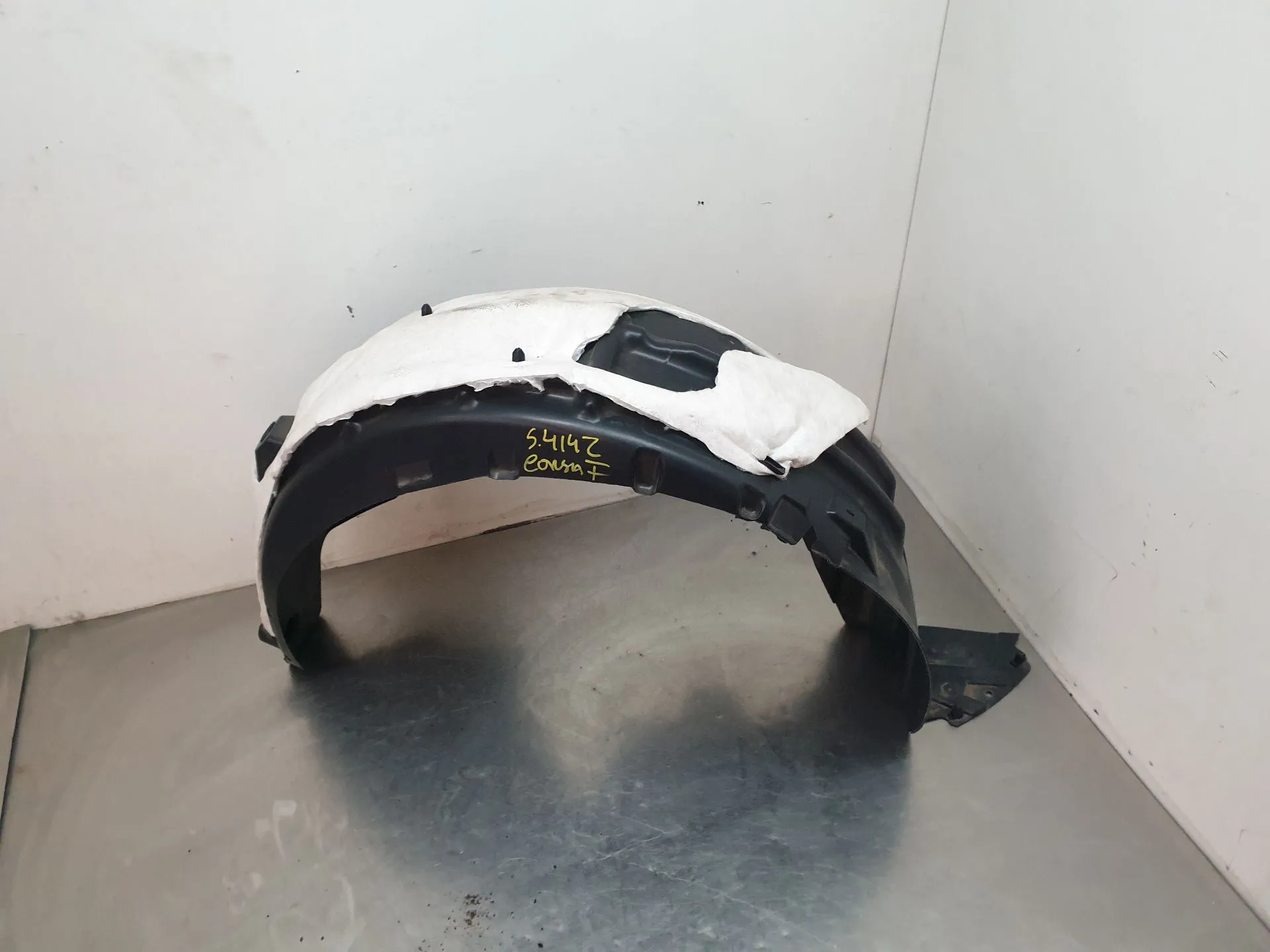 Resguardo da cava de roda frente direito OPEL Corsa F