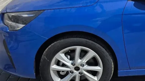 Resguardo da cava de roda frente esquerdo OPEL Corsa F