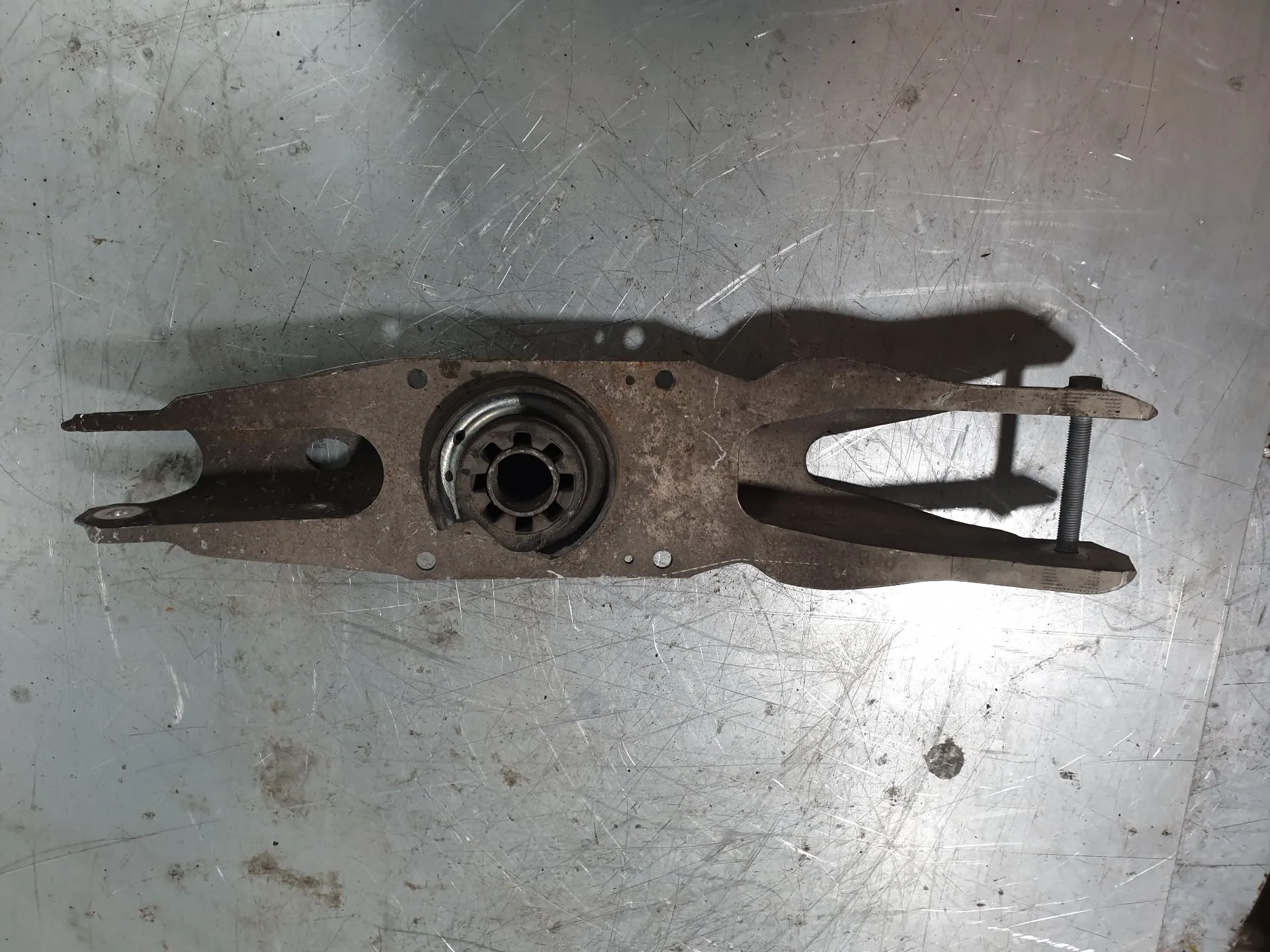 Brazo suspensión trasero derecho MERCEDES-BENZ GLA (X156) Imagem-1