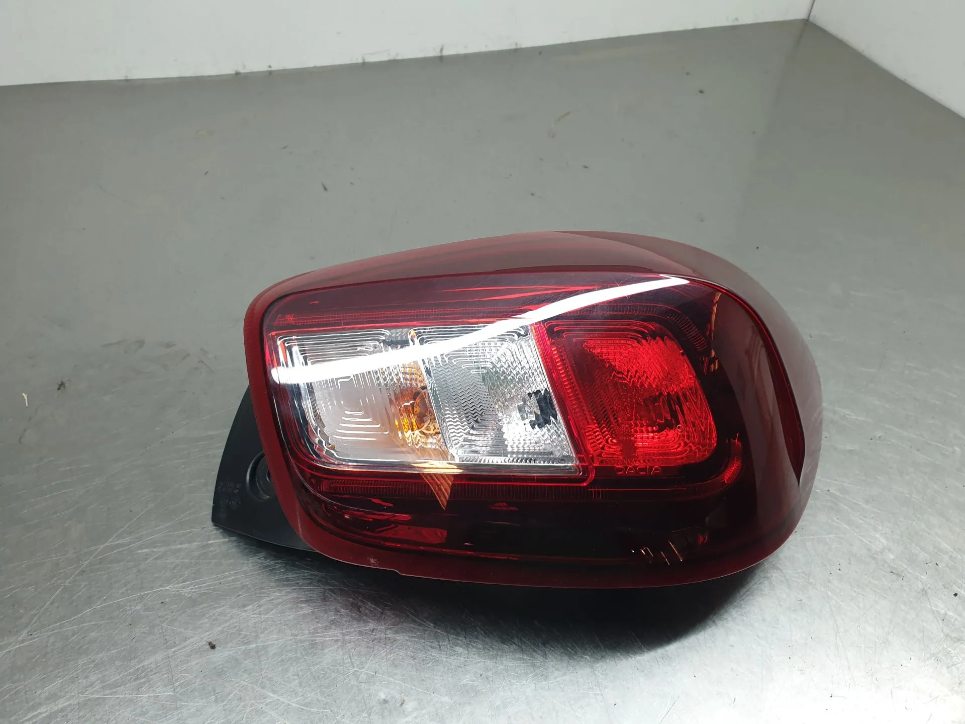 Feu arrière Droite DACIA Spring