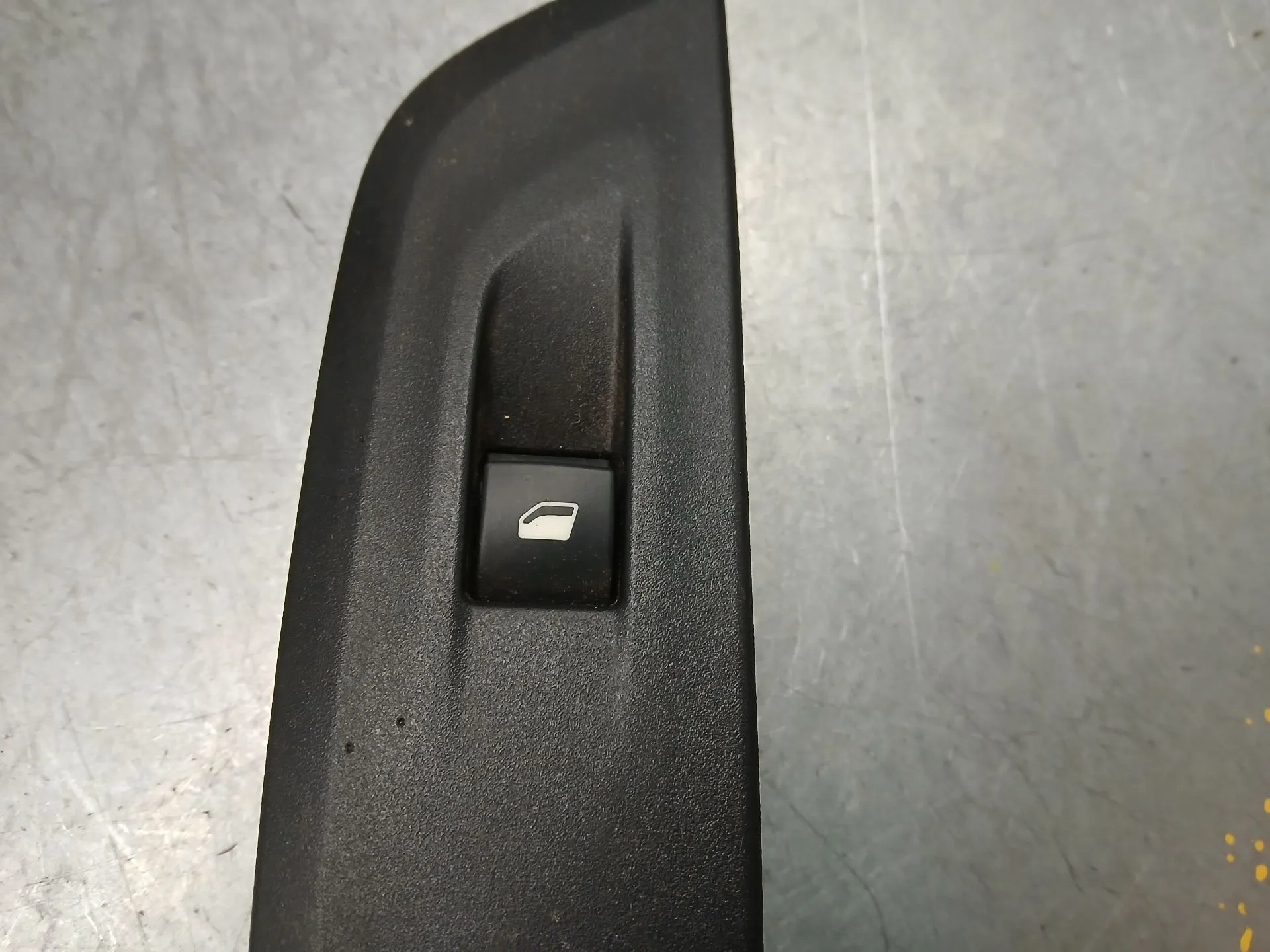 Mando / interruptor elevalunas delantero derecho PEUGEOT 208 II Imagem-2