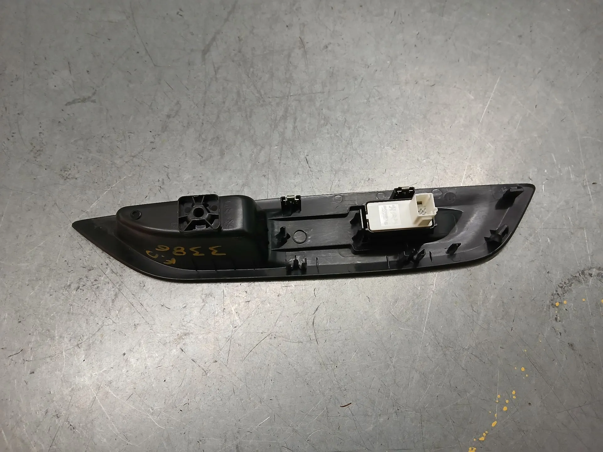 Mando / interruptor elevalunas delantero derecho PEUGEOT 208 II Imagem-4