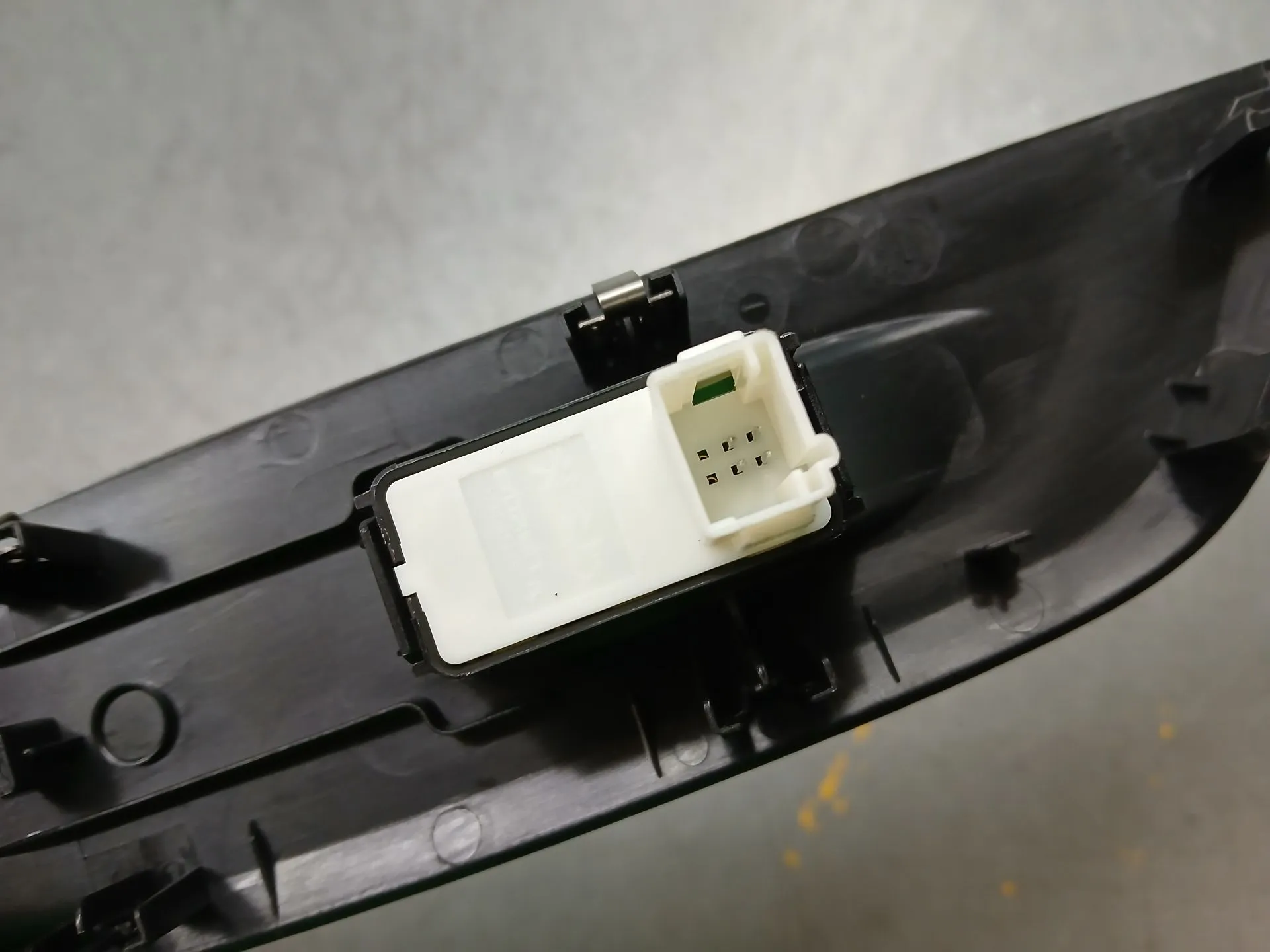 Mando / interruptor elevalunas delantero derecho PEUGEOT 208 II Imagem-5