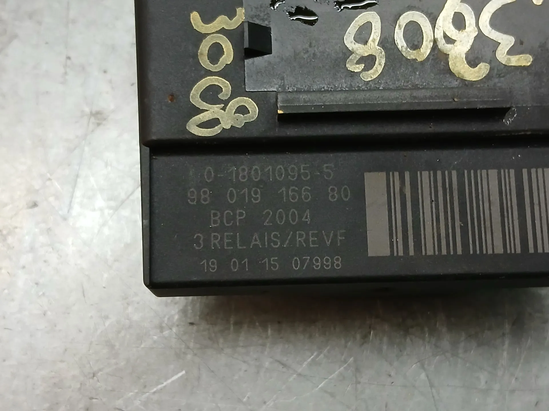 Glow plug Relay PEUGEOT 3008 II (M_) Imagem-3