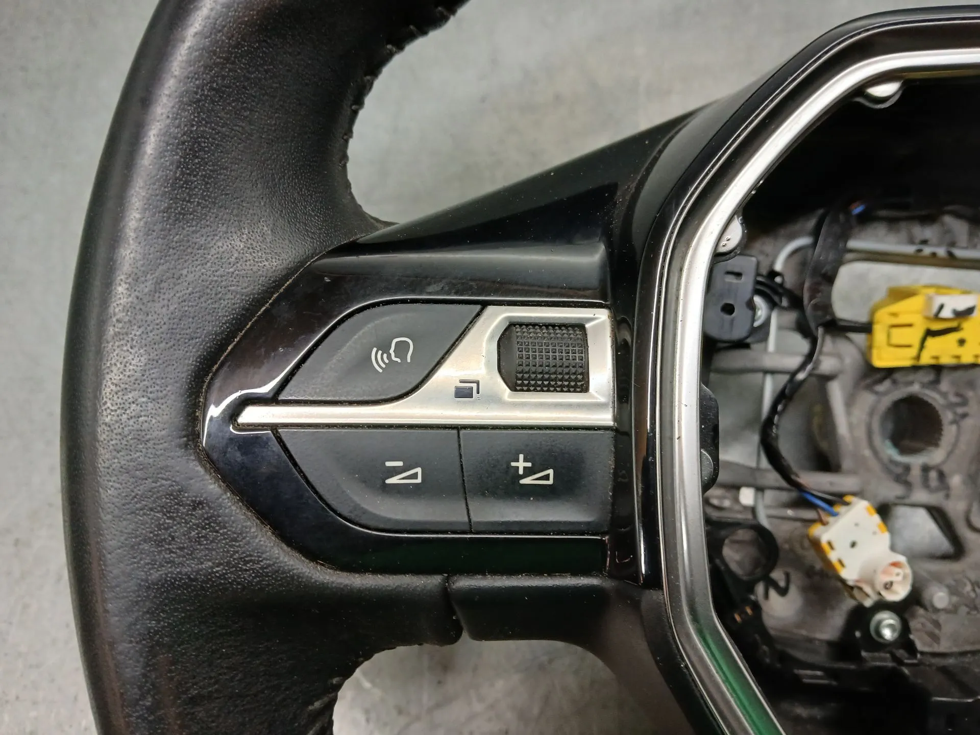 Volante PEUGEOT 208 II Imagem-2