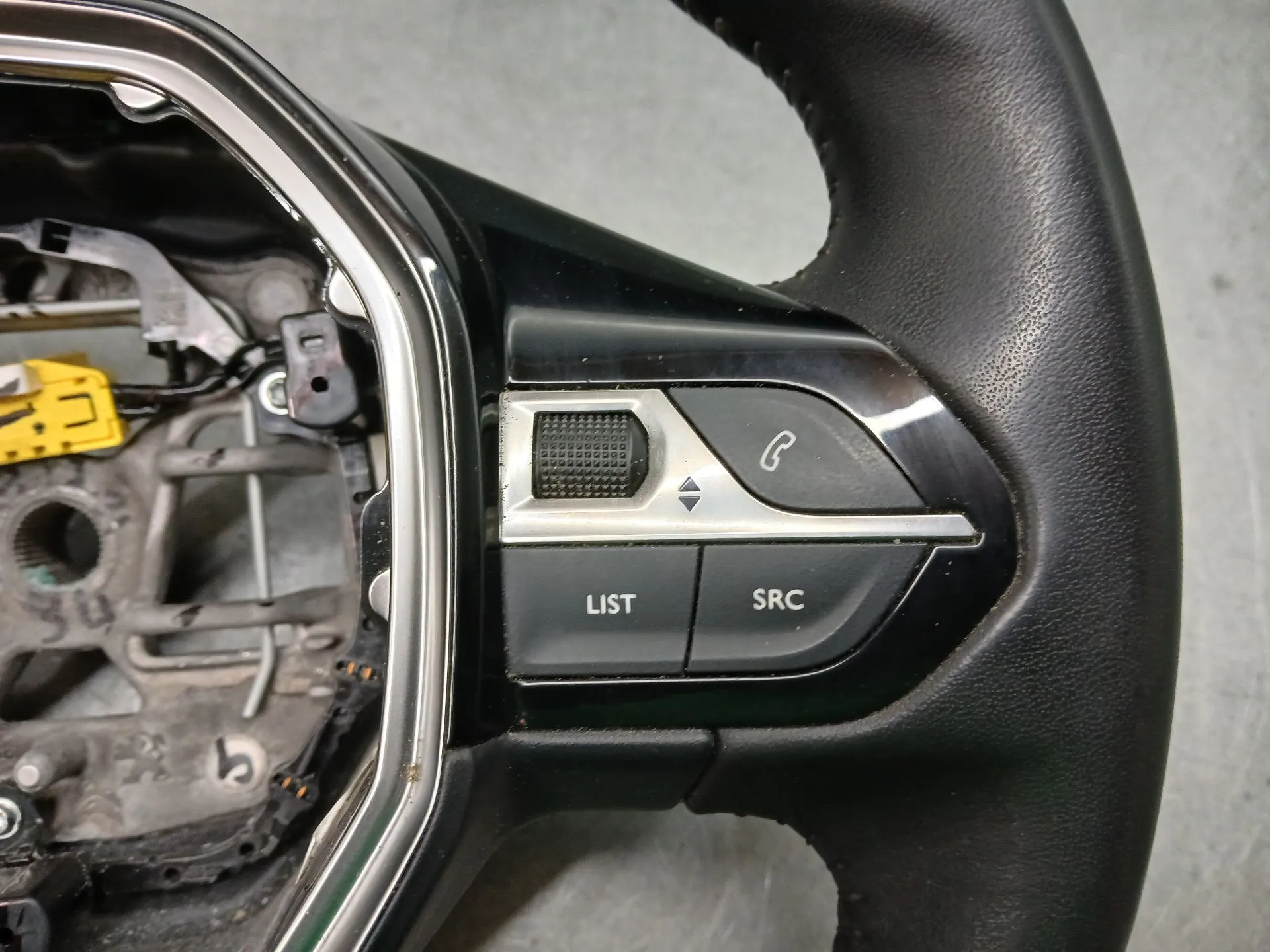 Volante PEUGEOT 208 II Imagem-3