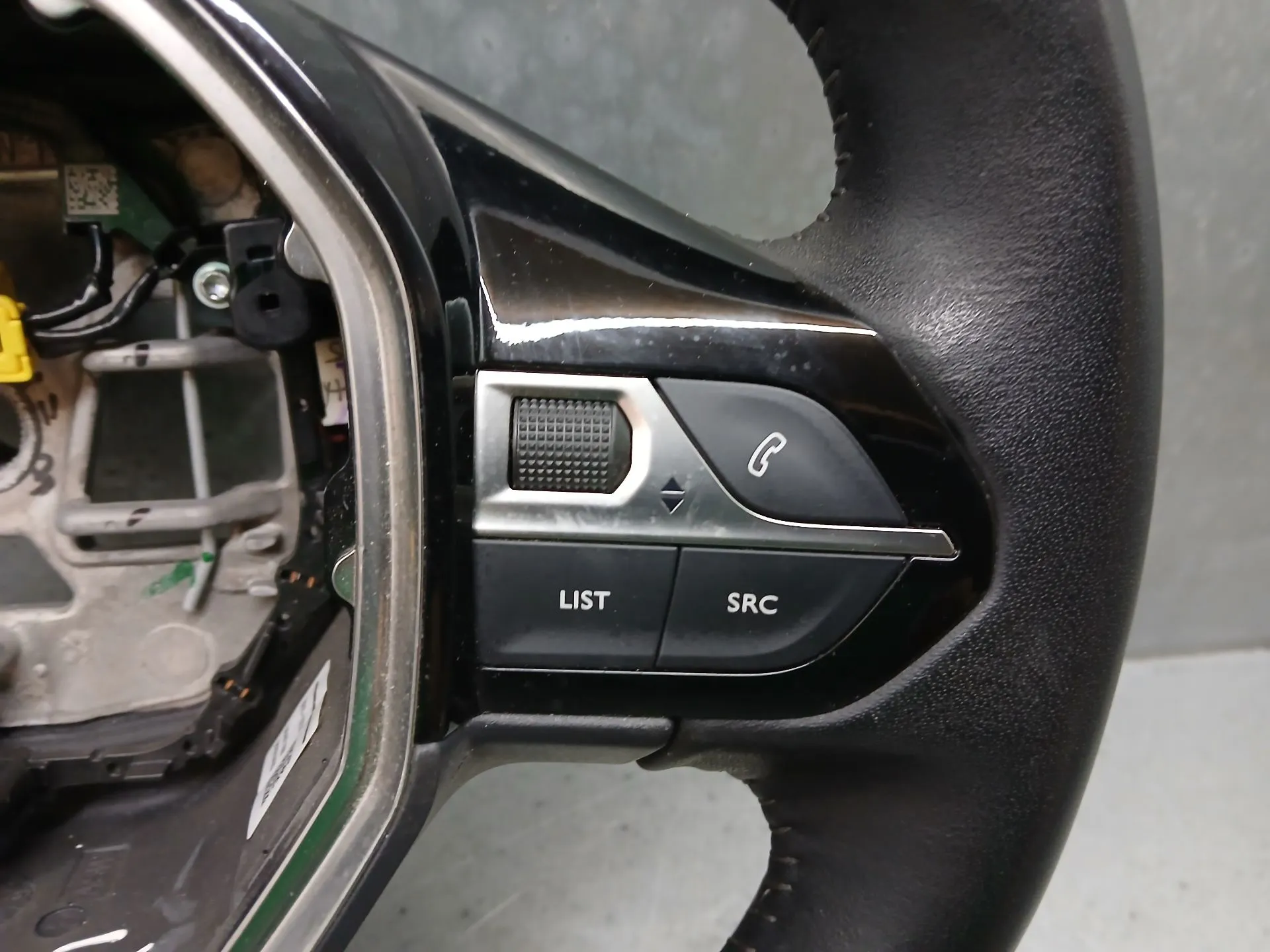 Volante PEUGEOT 208 II Imagem-1