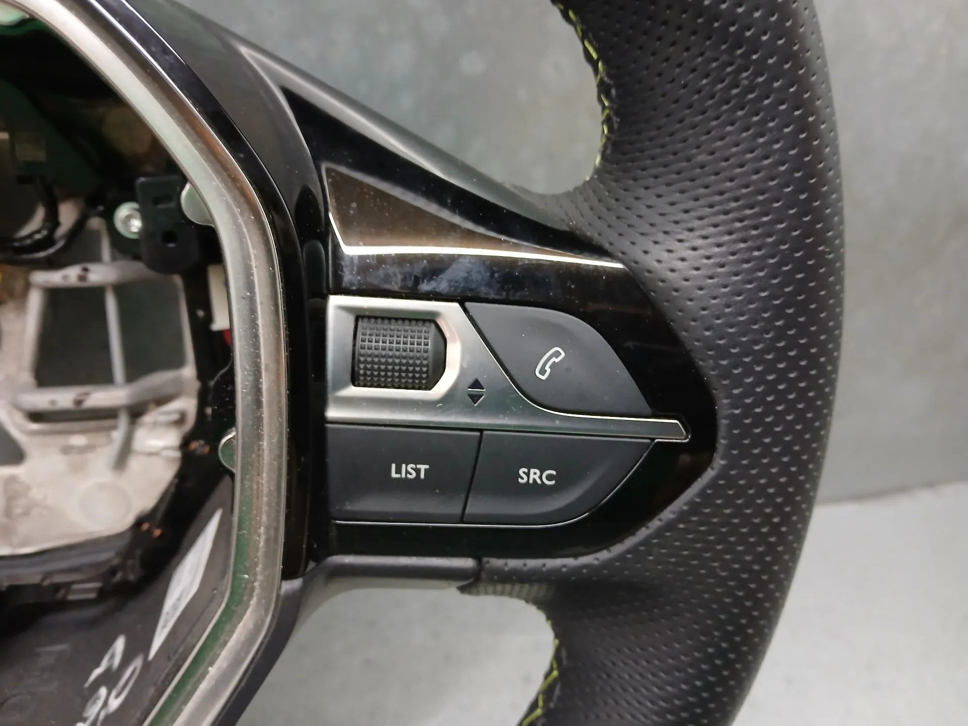 Volante PEUGEOT 208 II Imagem-3