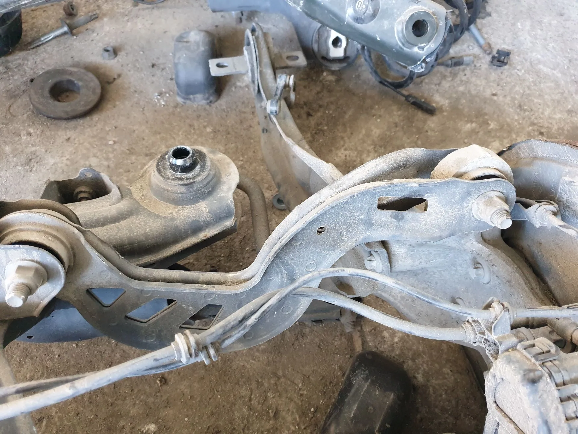 Brazo suspensión trasero derecho MERCEDES-BENZ Classe A (W176)