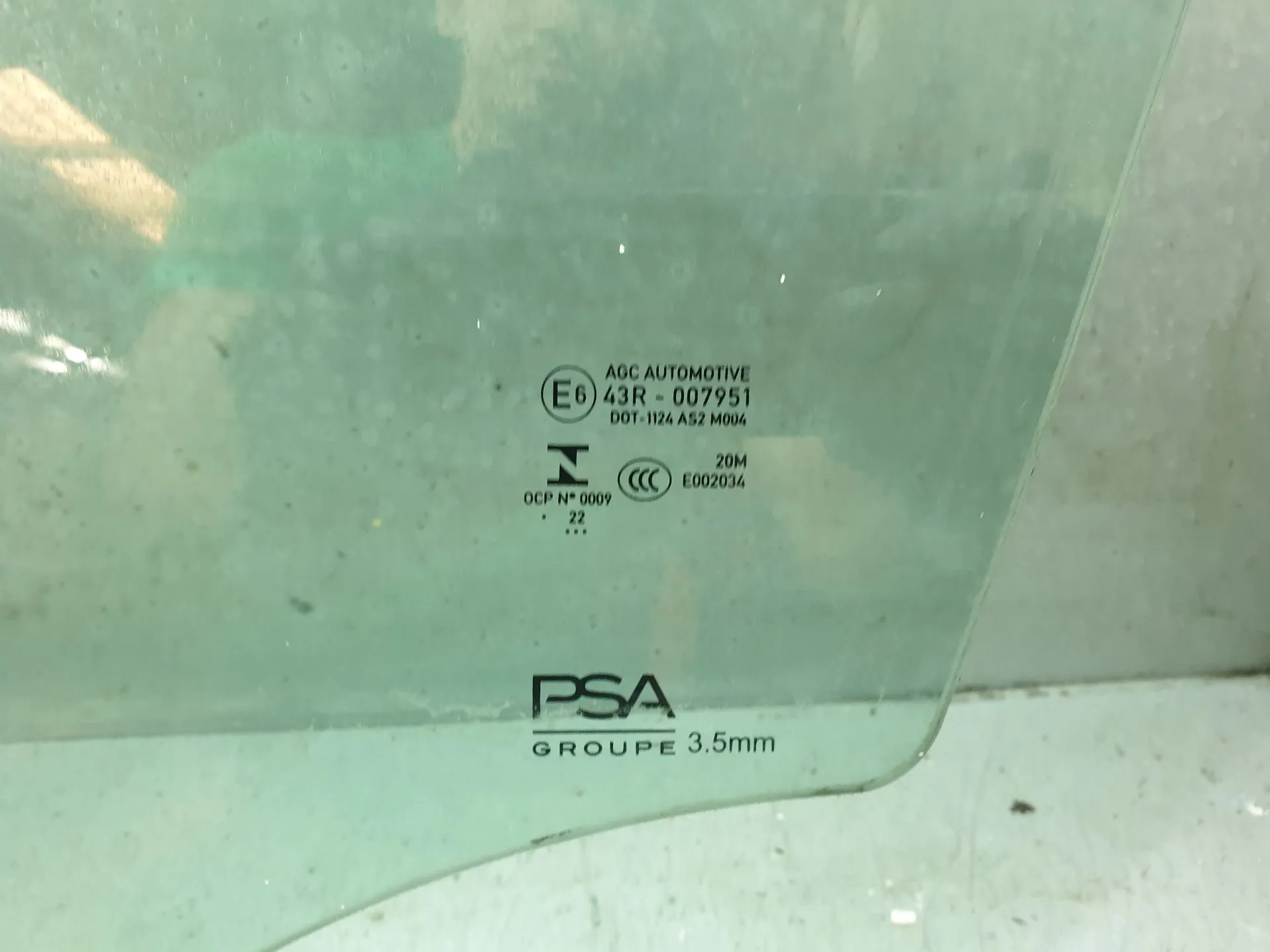 Vitre porte avant gauche PEUGEOT 208 II Imagem-3