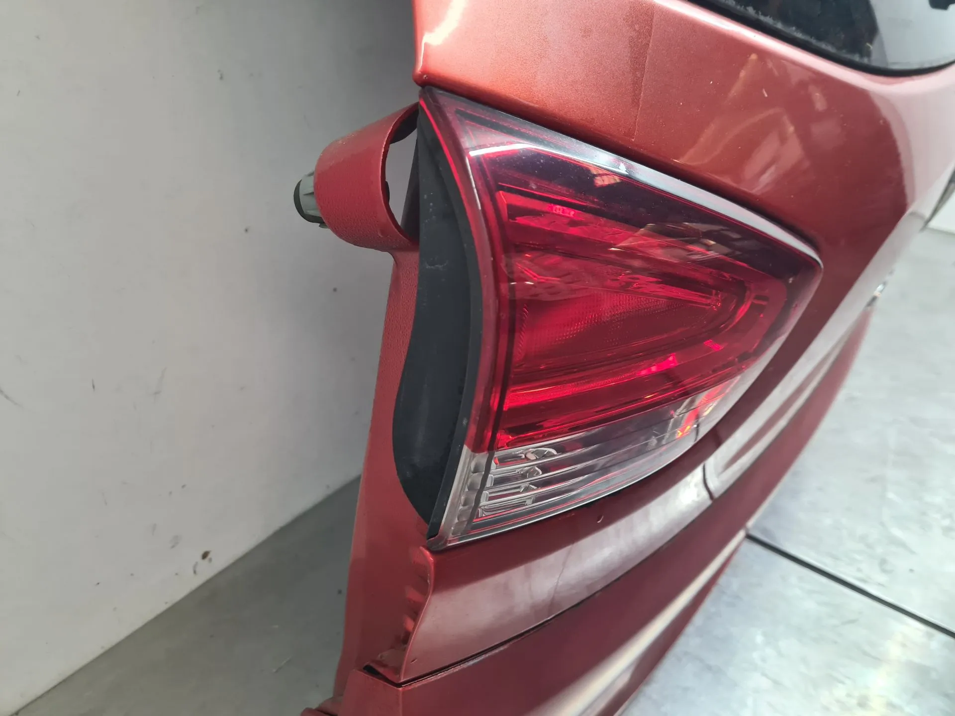 Feu de coffre Gauche RENAULT Clio IV Grandtour (KH_) Imagem-1