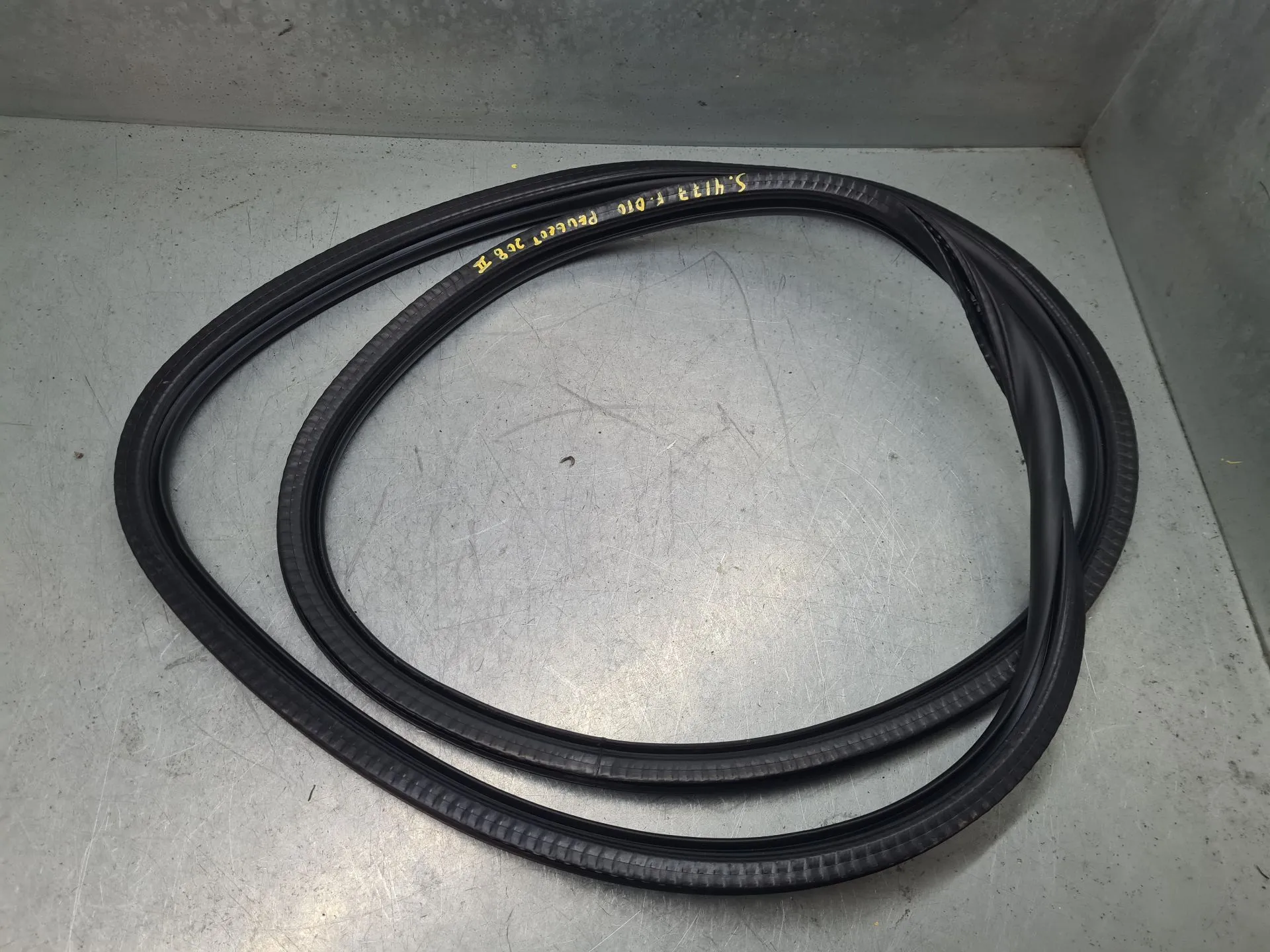 Right front door trim PEUGEOT 208 II Imagem-1