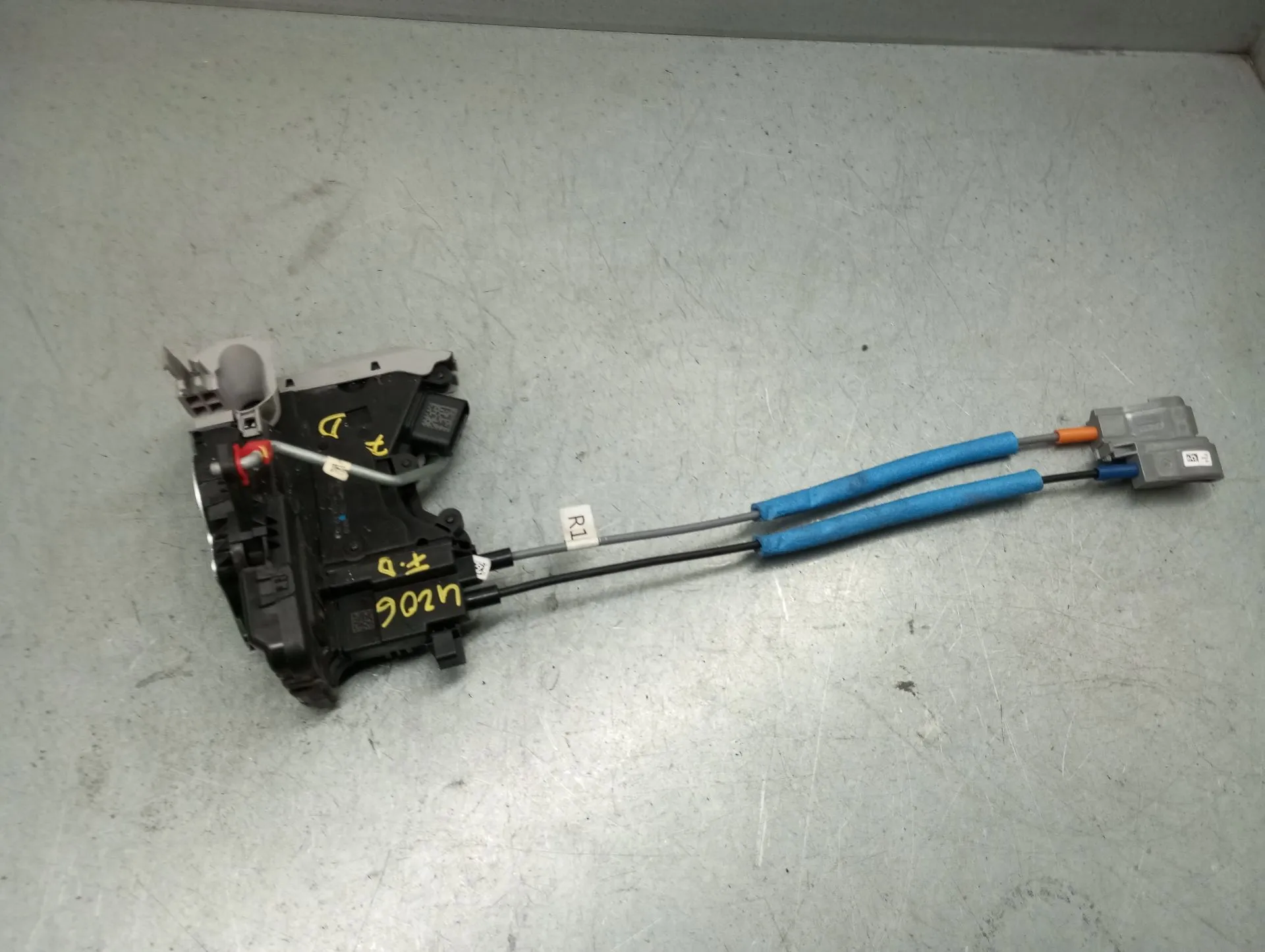 Fechadura / fecho porta frente direito HYUNDAI Kauai (OS)