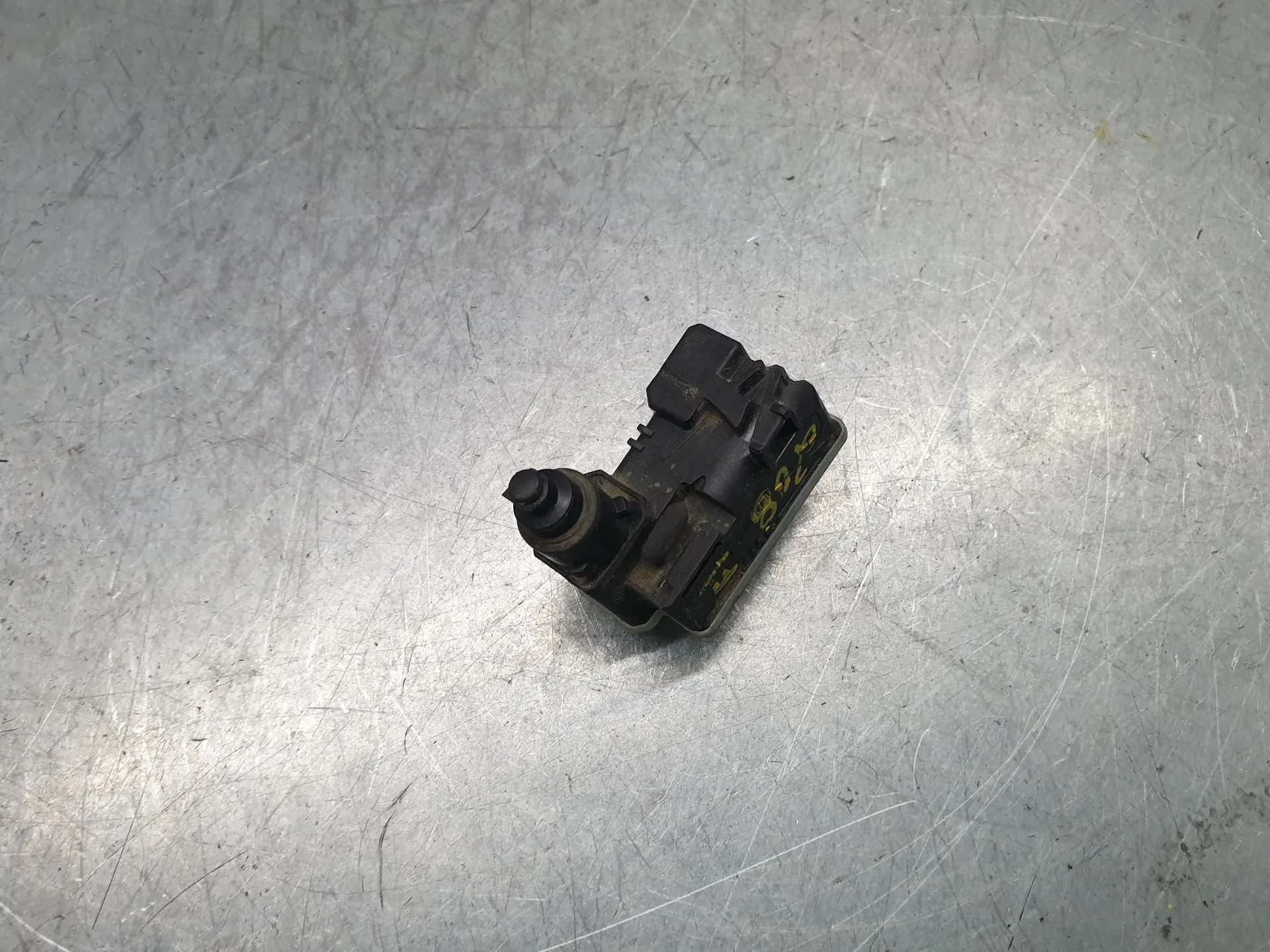 Attuatore Serratura serbatoio carburante PEUGEOT 208 II Imagem-3