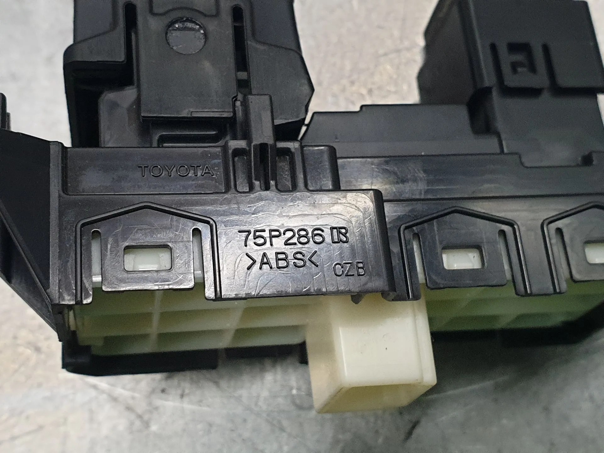 Botão / interruptor travão de parque TOYOTA Yaris Cross (MXP_) Imagem-5