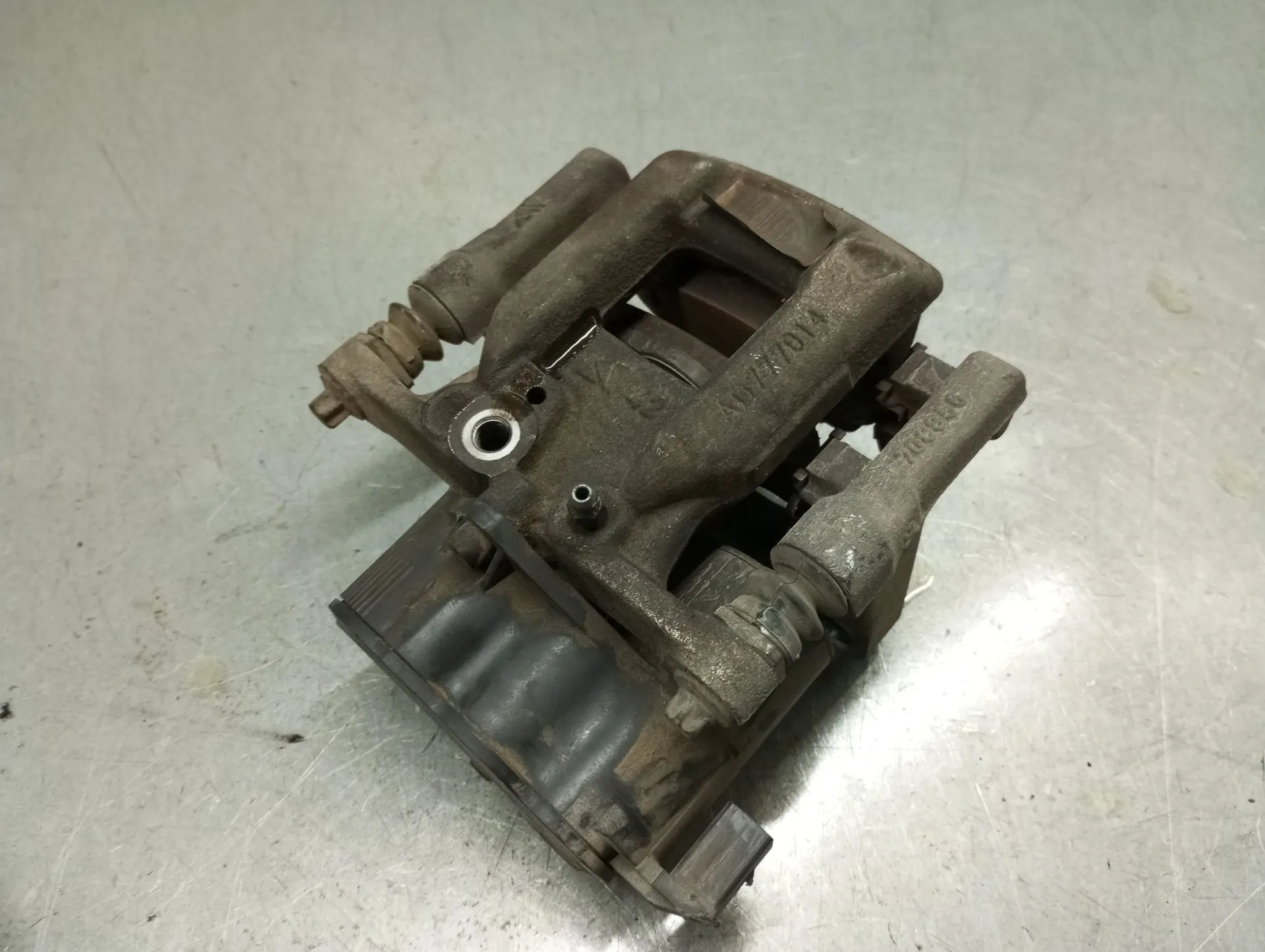 Pinça travão / maxila de travão frente esquerda PEUGEOT 5008 II (M_)